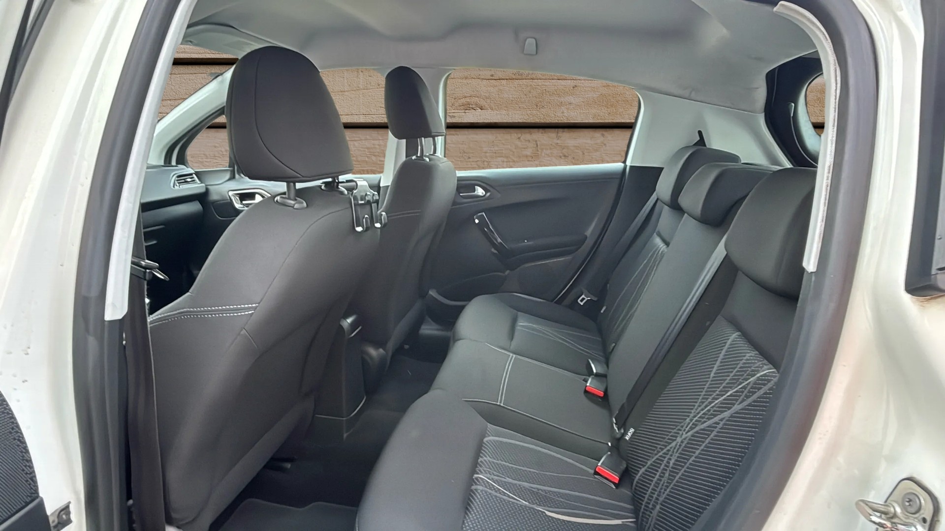 PEUGEOT 208 1.4 e-HDi Active EGS5-image-5