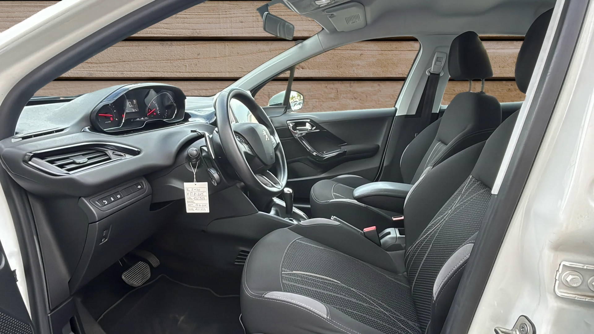 PEUGEOT 208 1.4 e-HDi Active EGS5-image-7