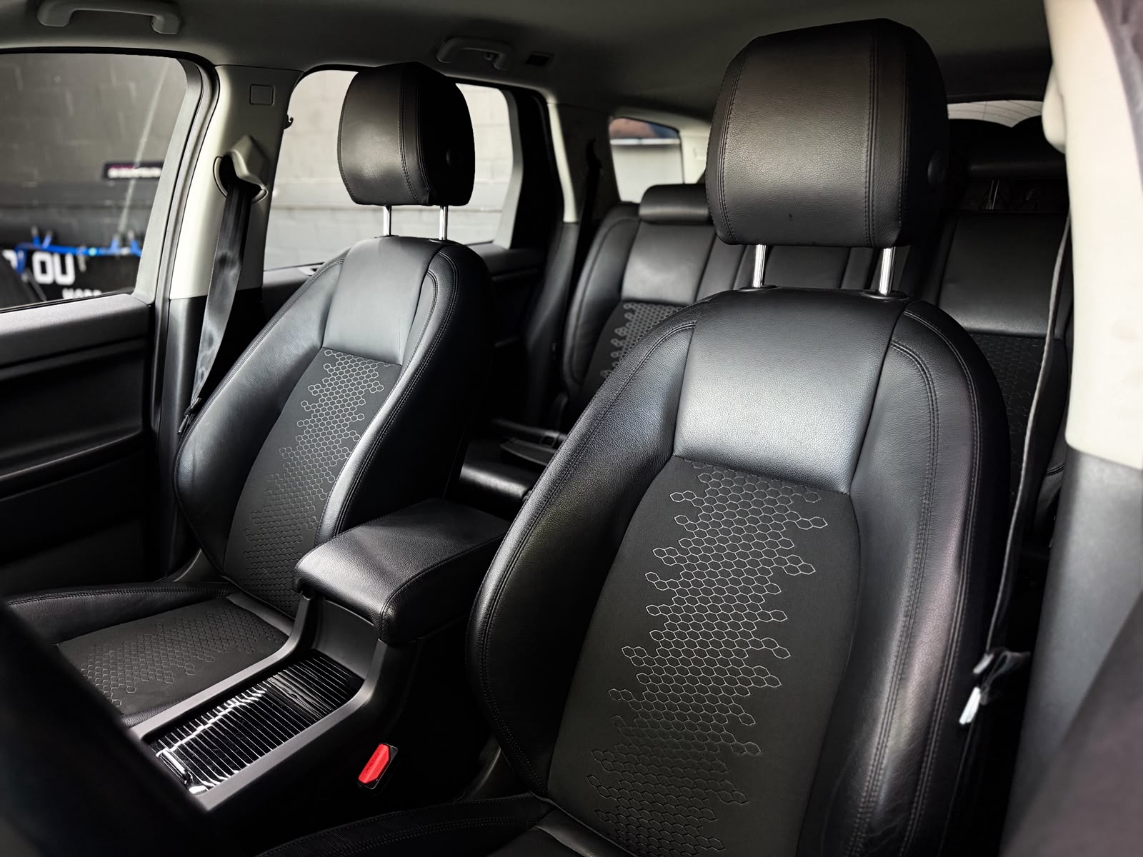 LAND ROVER Discovery Sport 2.0 TD4 HSE AT9-image-18