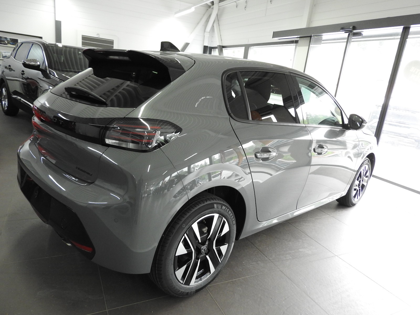 PEUGEOT 208 1.2 MHEV 110 Allure Premium-image-3
