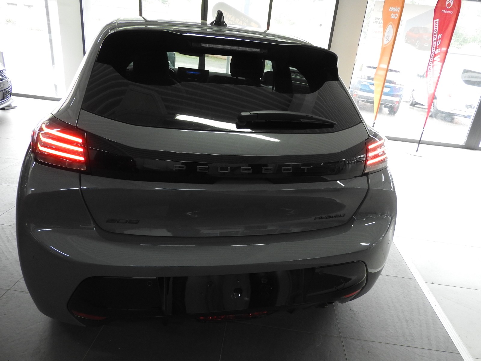 PEUGEOT 208 1.2 MHEV 110 Allure Premium-image-9