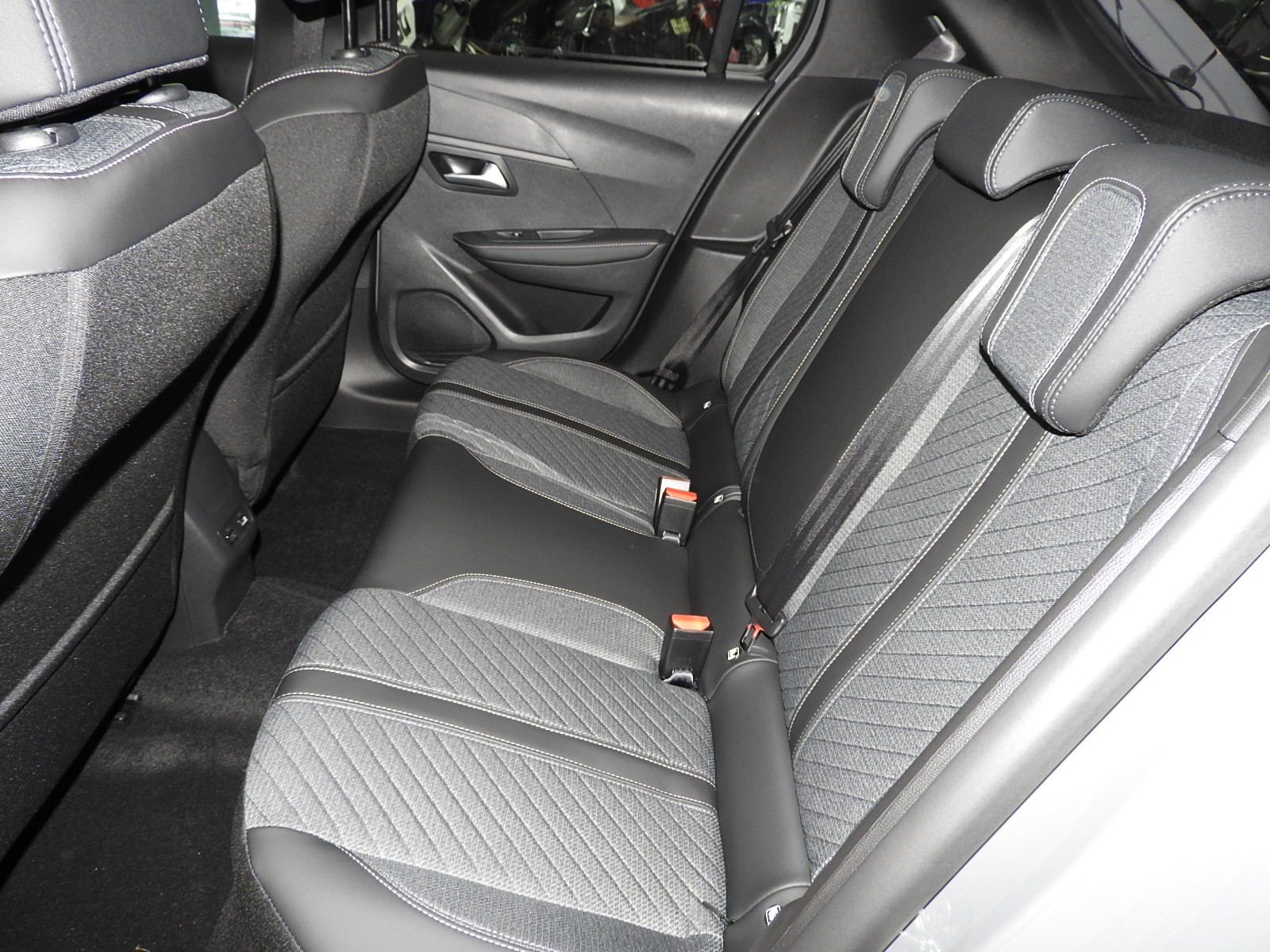 PEUGEOT 208 1.2 MHEV 110 Allure Premium-image-8
