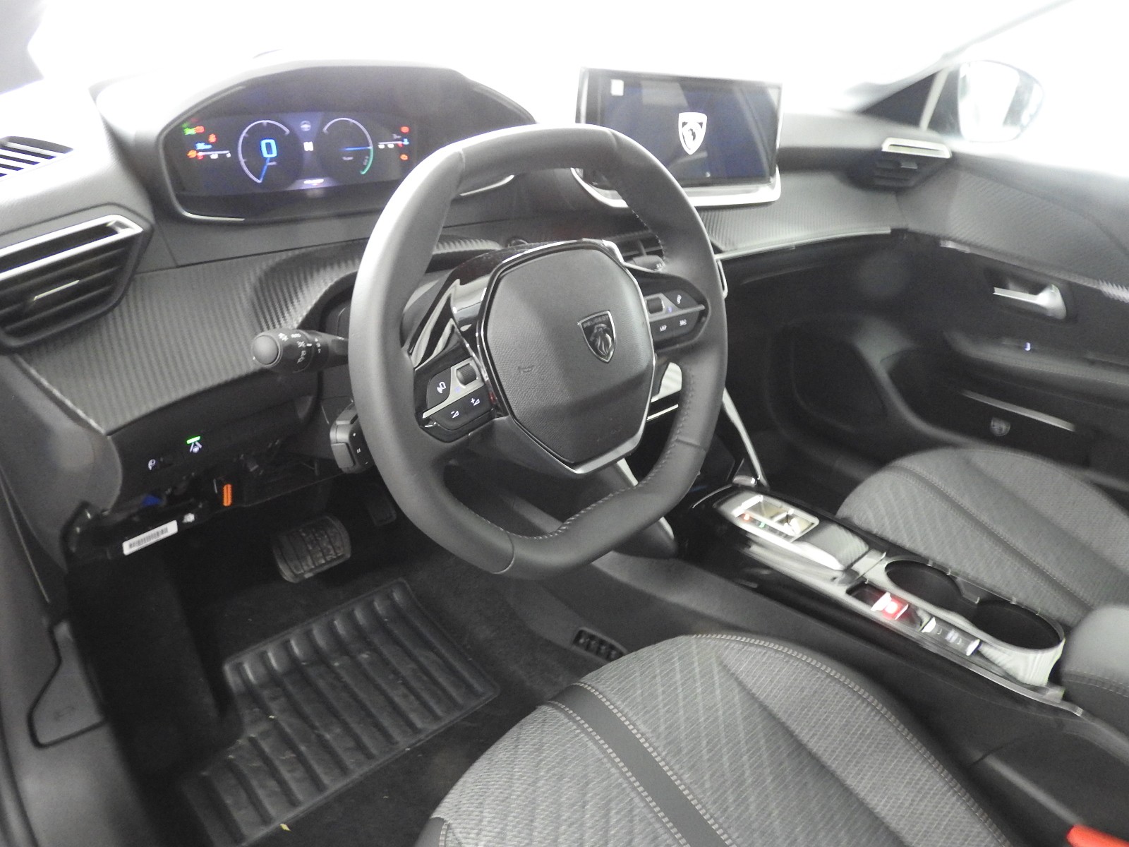 PEUGEOT 208 1.2 MHEV 110 Allure Premium-image-6