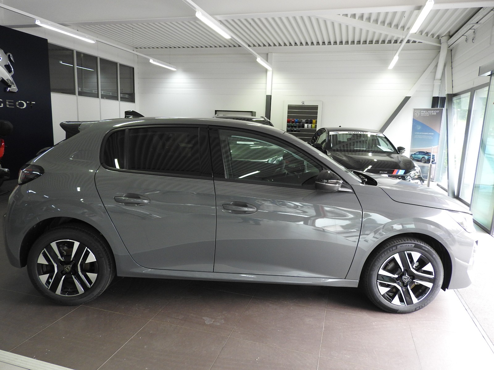 PEUGEOT 208 1.2 MHEV 110 Allure Premium-image-2