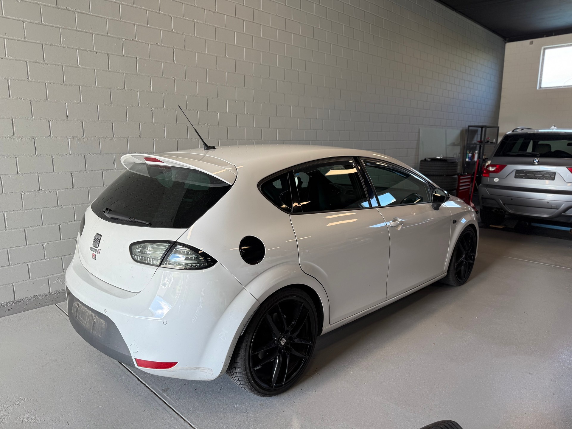 SEAT Leon 2.0 TSI Cupra R310 World Champion Edition-image-2