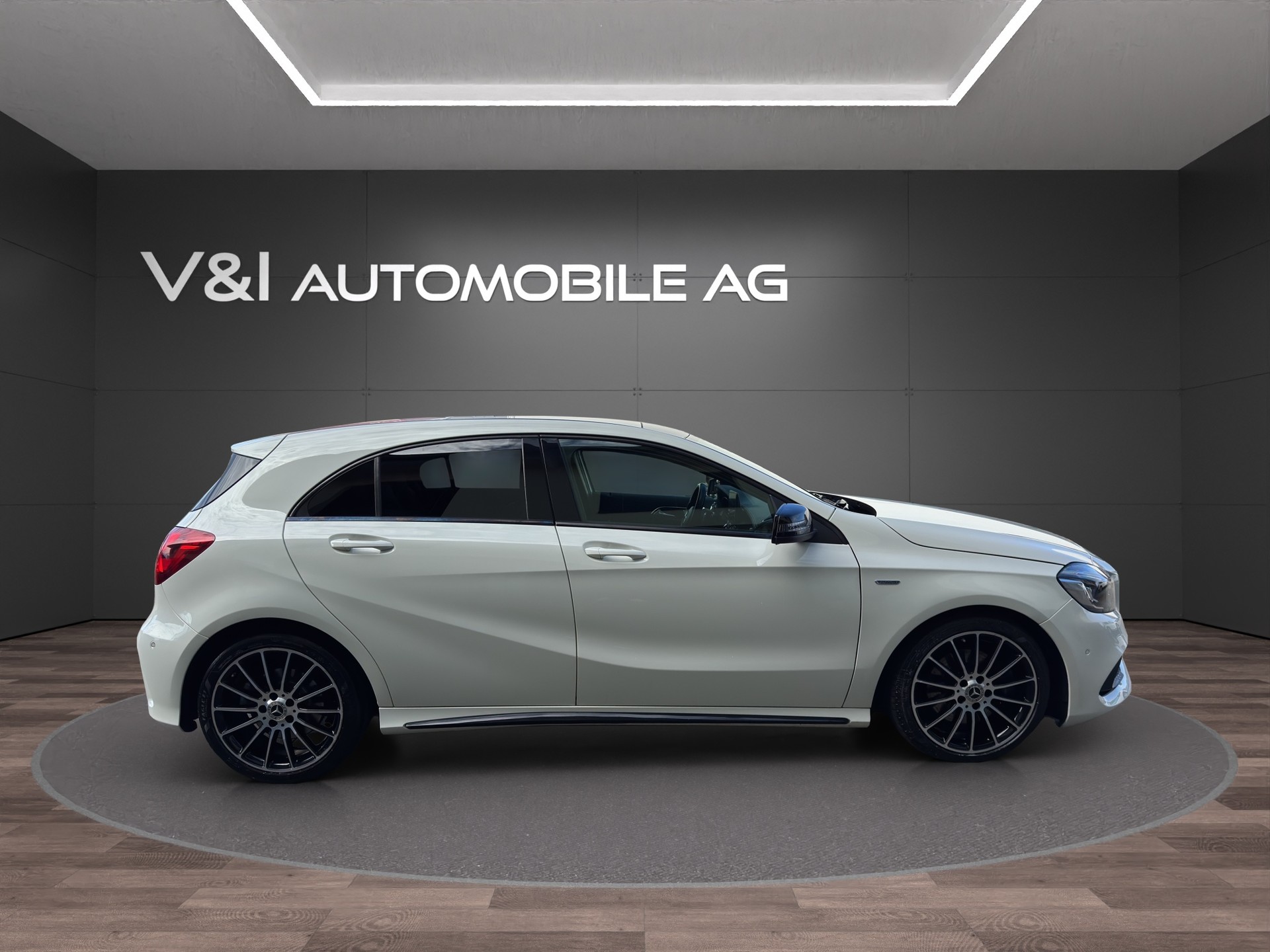 MERCEDES-BENZ A 220 AMG Line 4Matic 7G-DCT-image-7