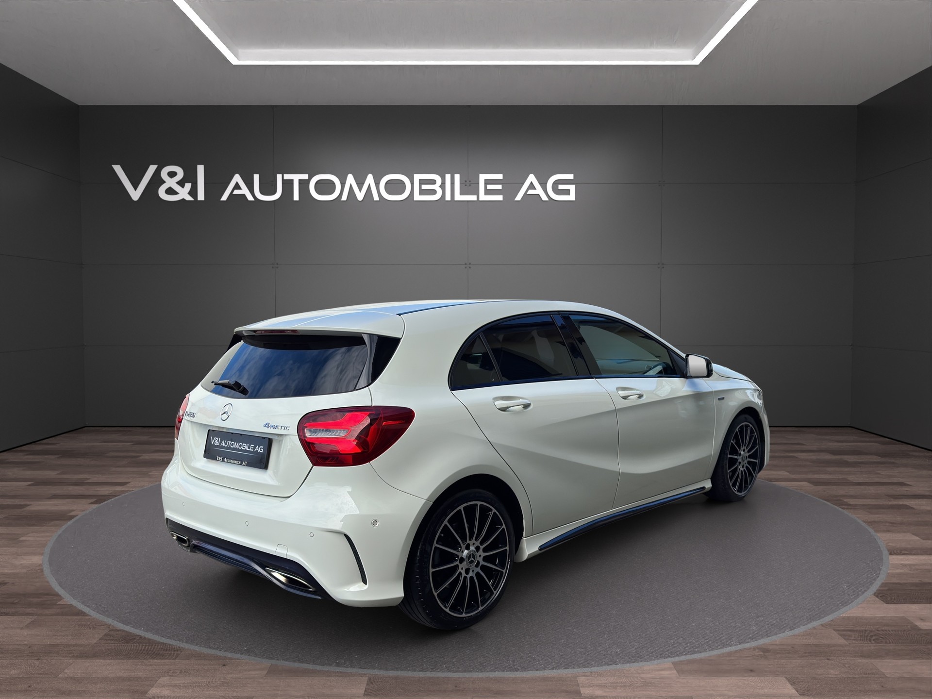 MERCEDES-BENZ A 220 AMG Line 4Matic 7G-DCT-image-4