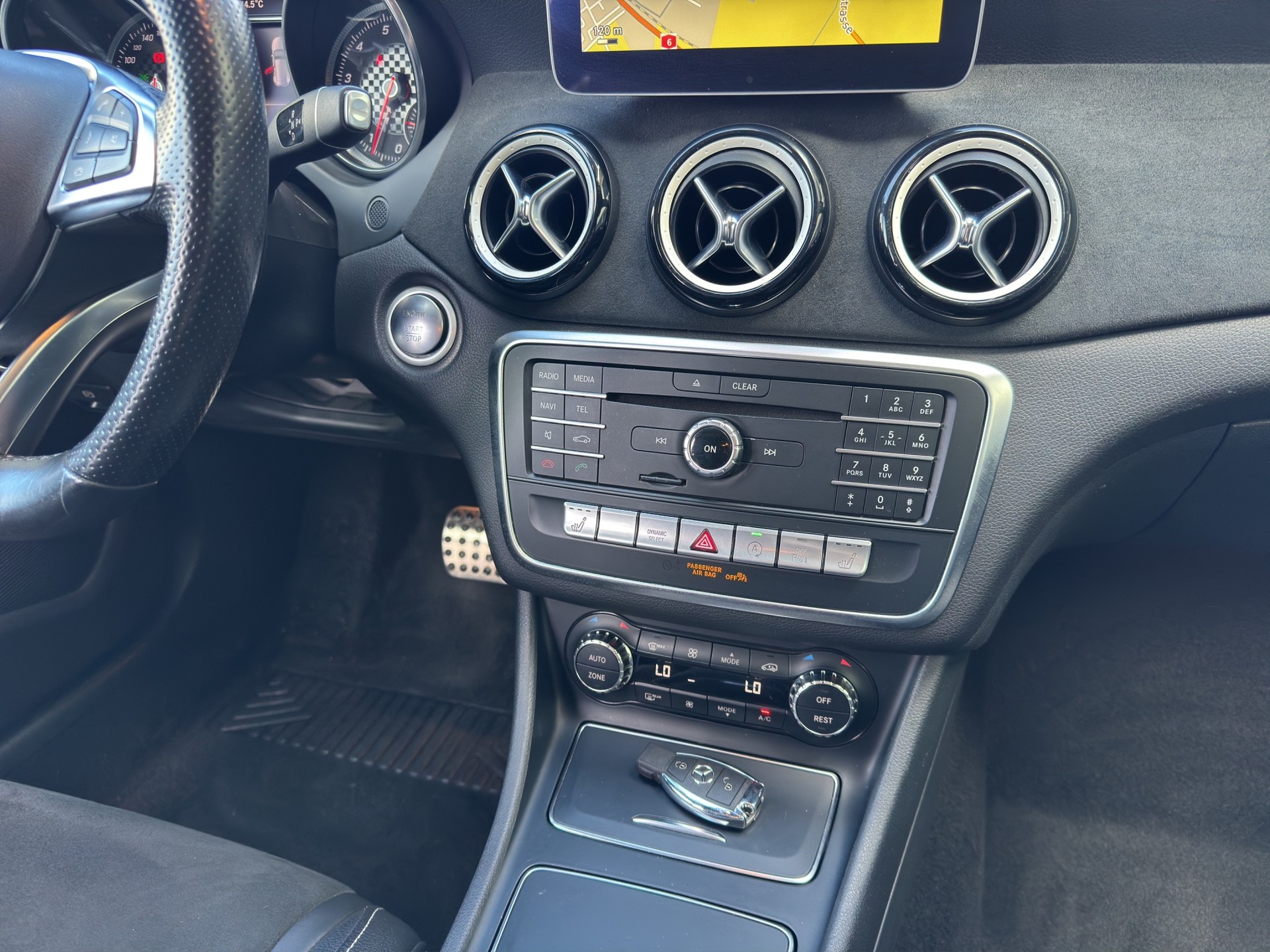 MERCEDES-BENZ A 220 AMG Line 4Matic 7G-DCT-image-16
