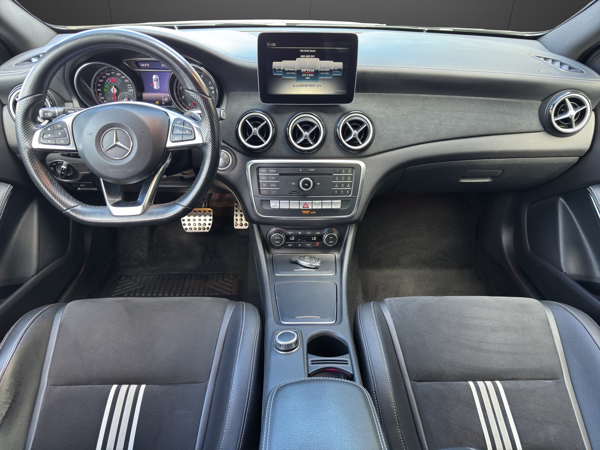 MERCEDES-BENZ A 220 AMG Line 4Matic 7G-DCT-image-10