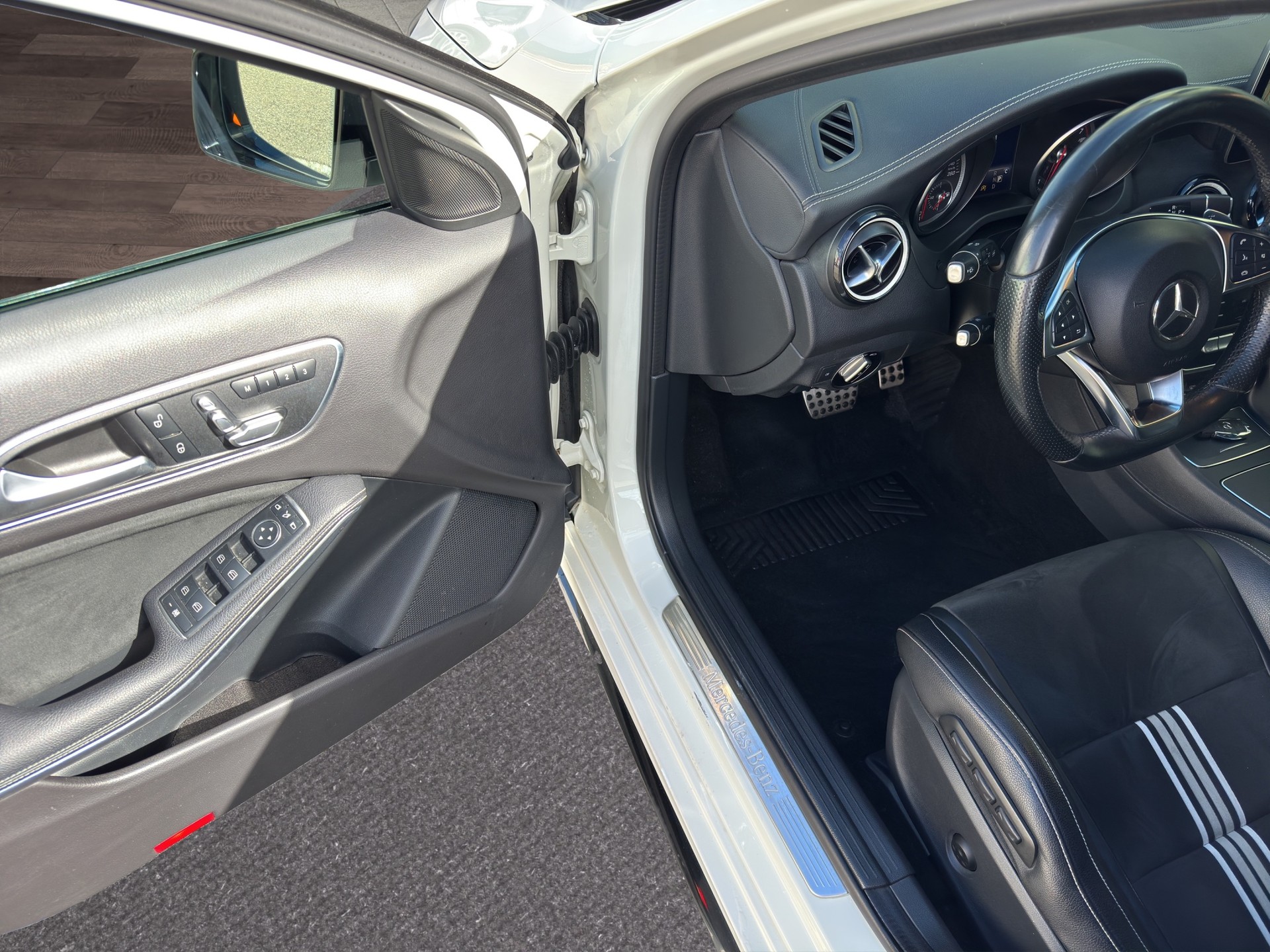 MERCEDES-BENZ A 220 AMG Line 4Matic 7G-DCT-image-18