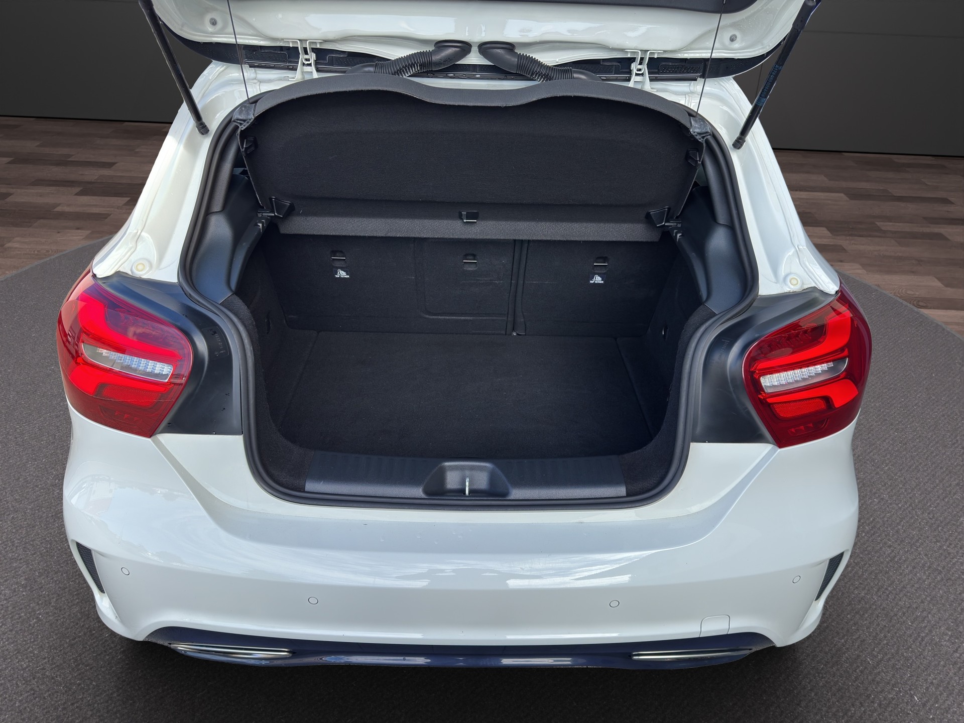 MERCEDES-BENZ A 220 AMG Line 4Matic 7G-DCT-image-21