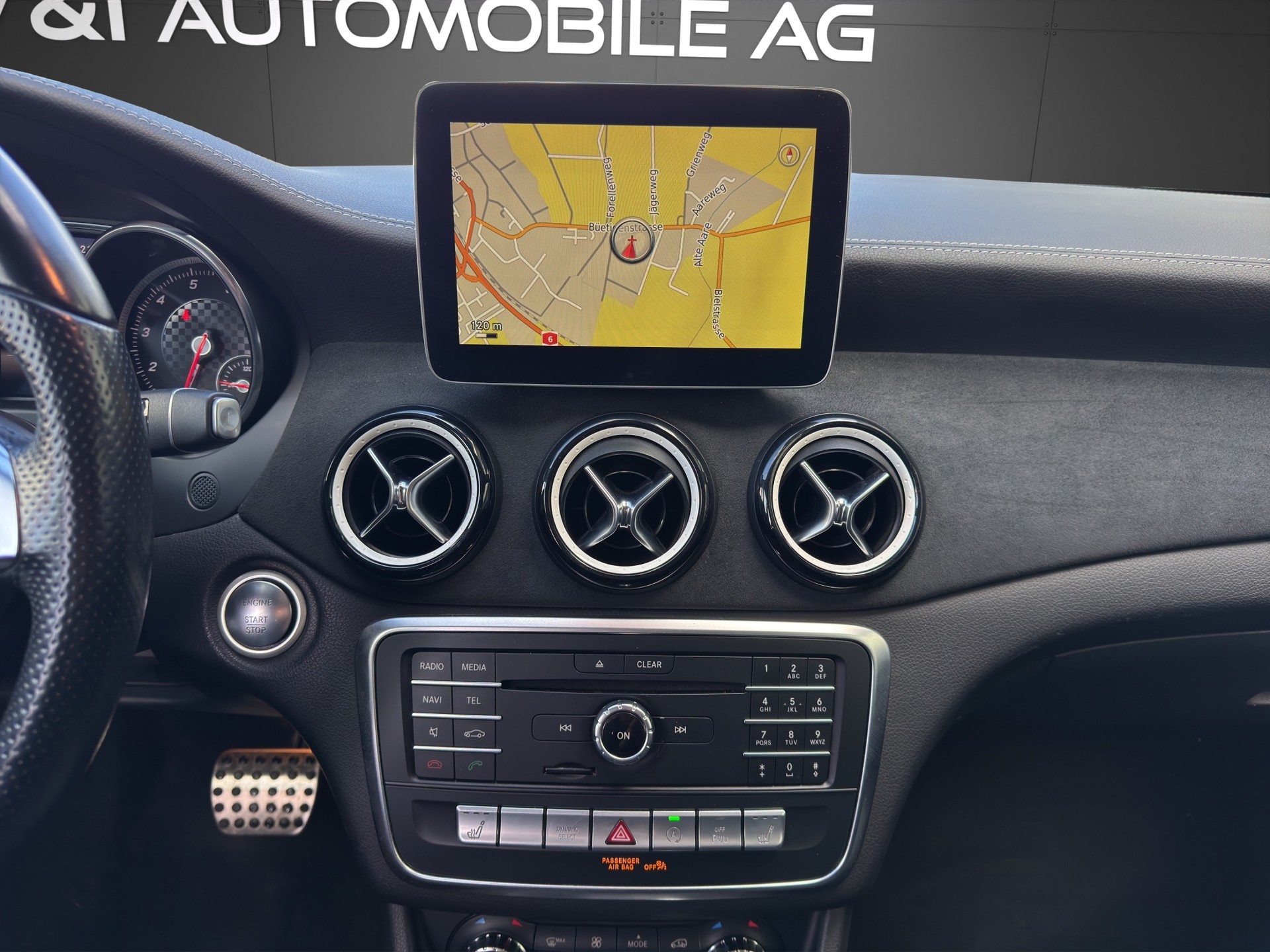 MERCEDES-BENZ A 220 AMG Line 4Matic 7G-DCT-image-13