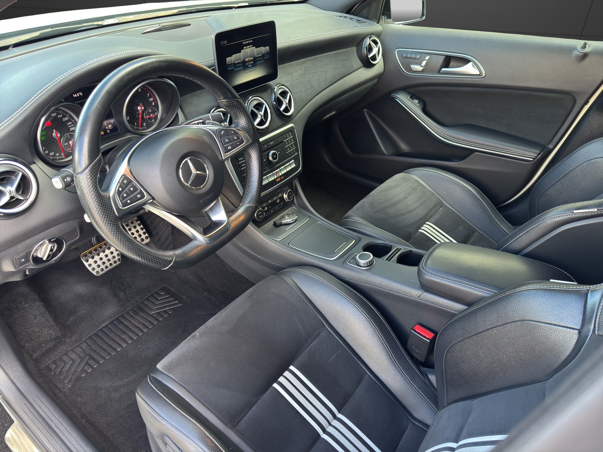 MERCEDES-BENZ A 220 AMG Line 4Matic 7G-DCT-image-9