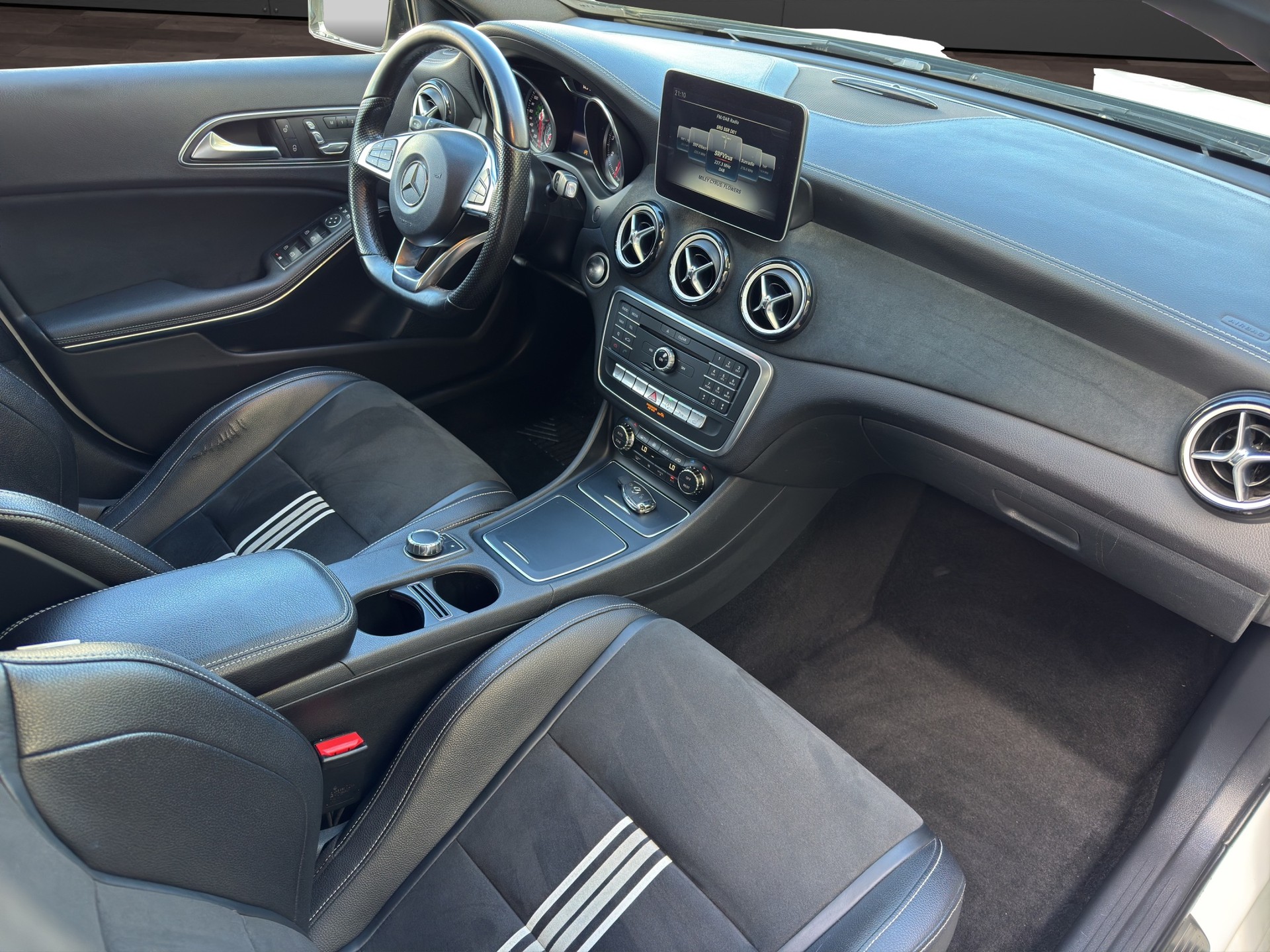 MERCEDES-BENZ A 220 AMG Line 4Matic 7G-DCT-image-17