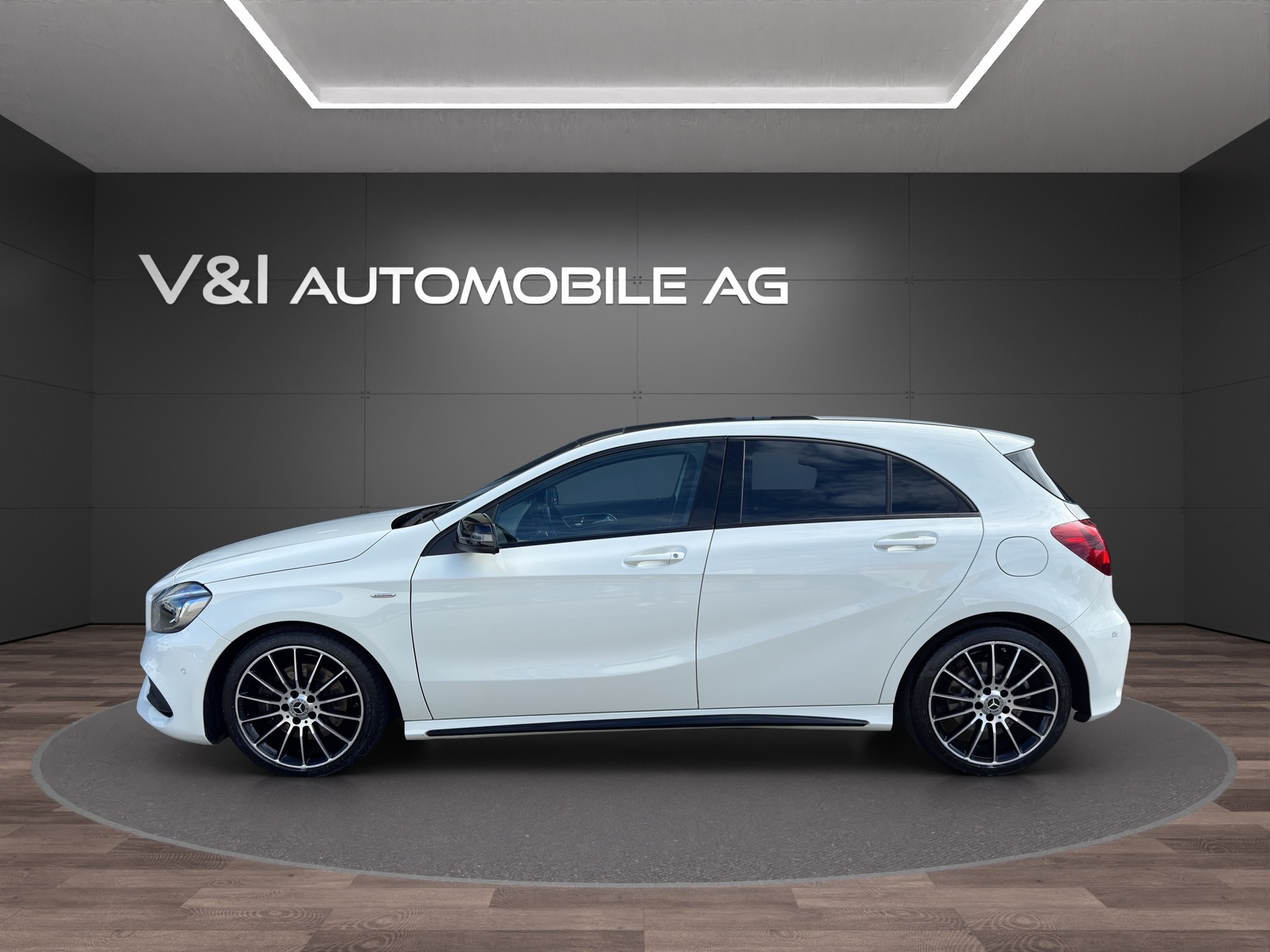 MERCEDES-BENZ A 220 AMG Line 4Matic 7G-DCT-image-6