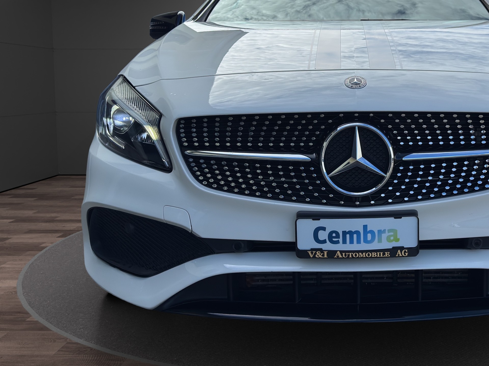 MERCEDES-BENZ A 220 AMG Line 4Matic 7G-DCT-image-8