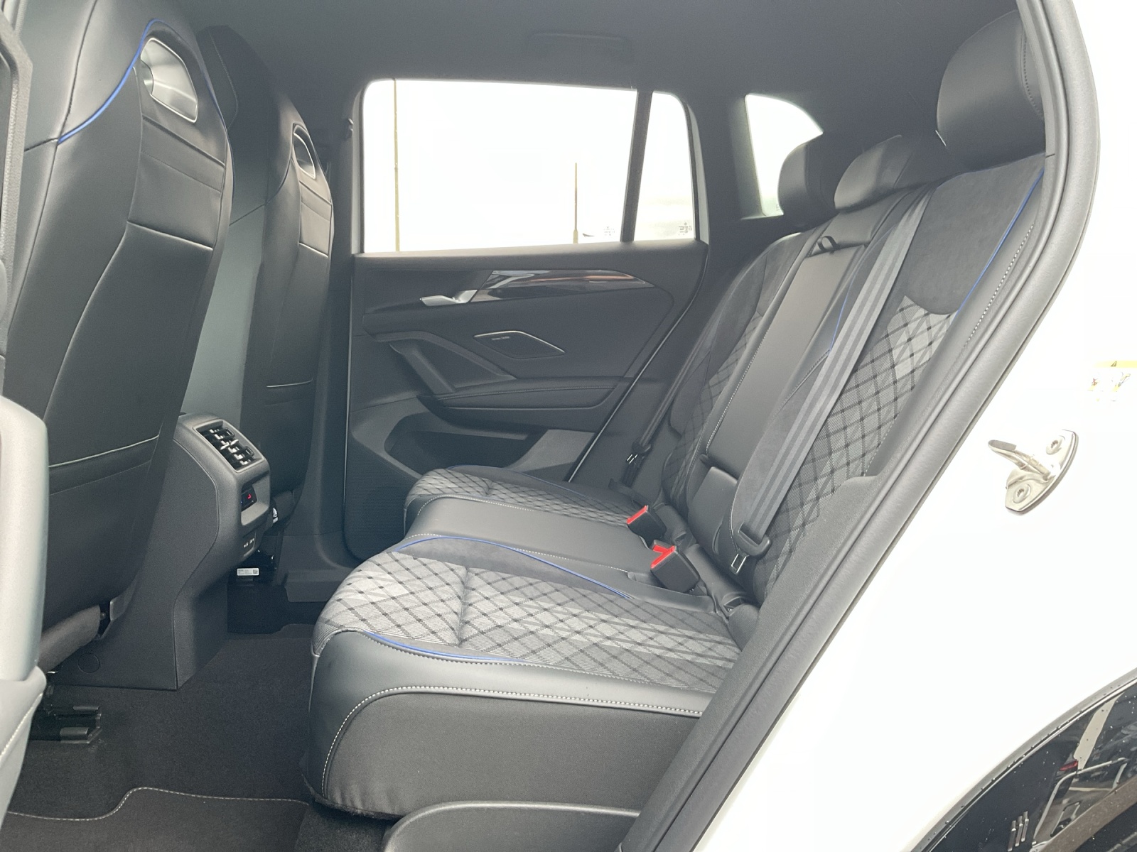 VW Tiguan 2.0 TSI DSG R-Line 4Motion-image-10