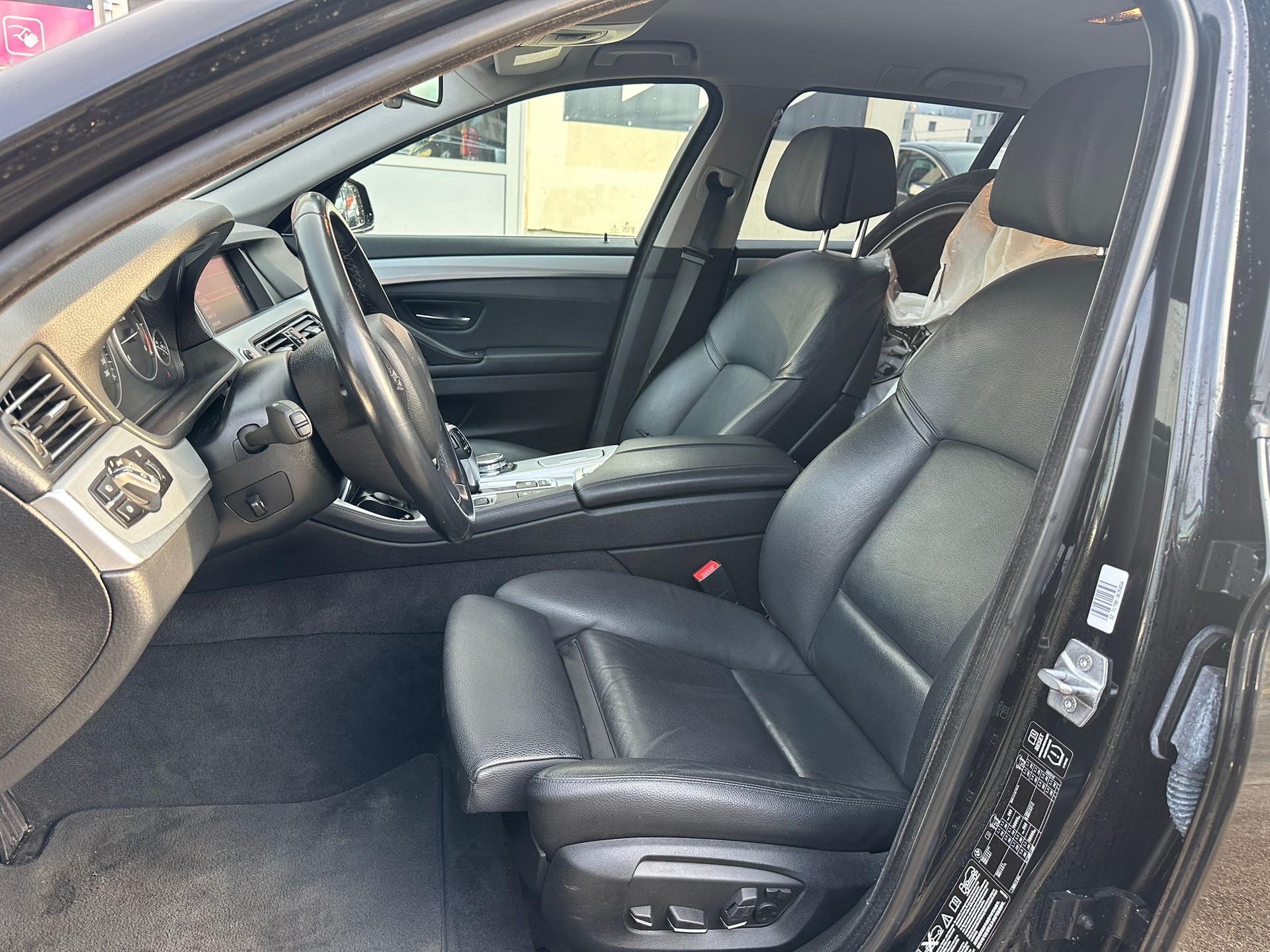 BMW 525d Touring xDrive Luxury Line Steptronic-image-11