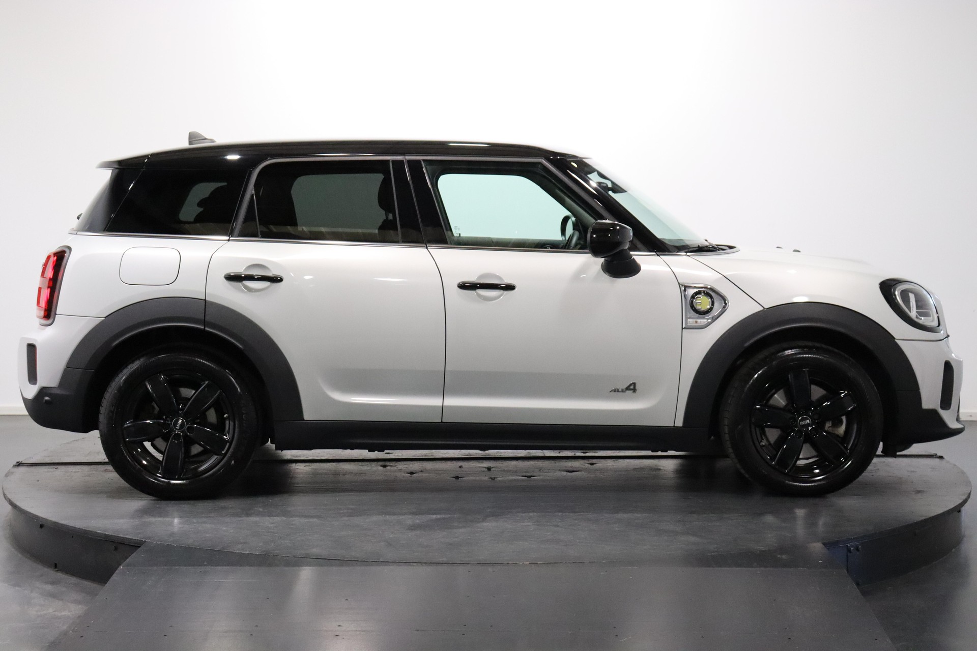 MINI Countryman F60 1.5i Cooper S E ALL4-image-2