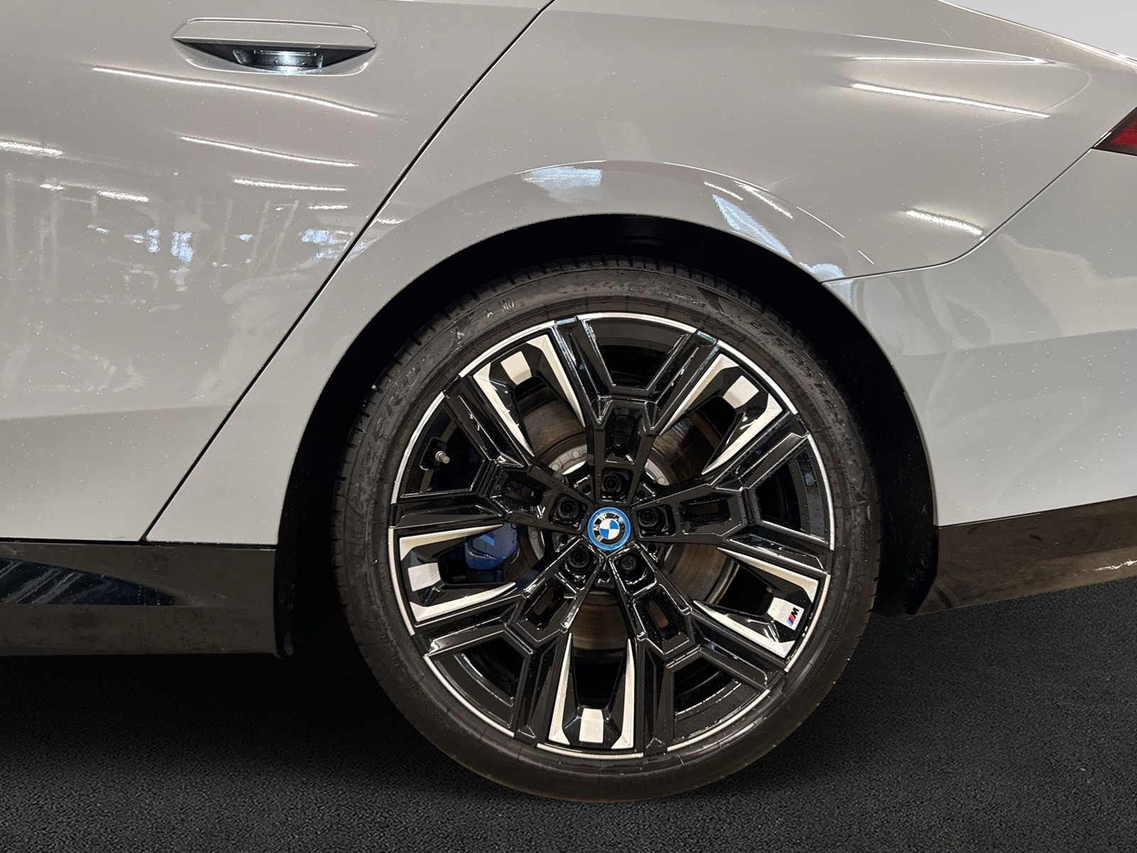 BMW i5 M60 xDrive M Sport Pro-image-8