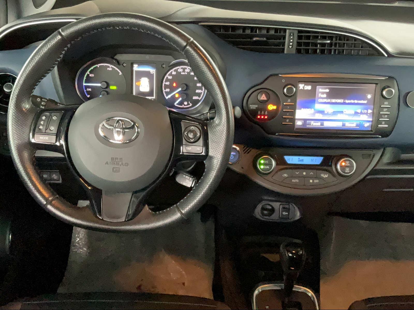 TOYOTA Yaris 1.5 VVT-i HSD Style-image-3