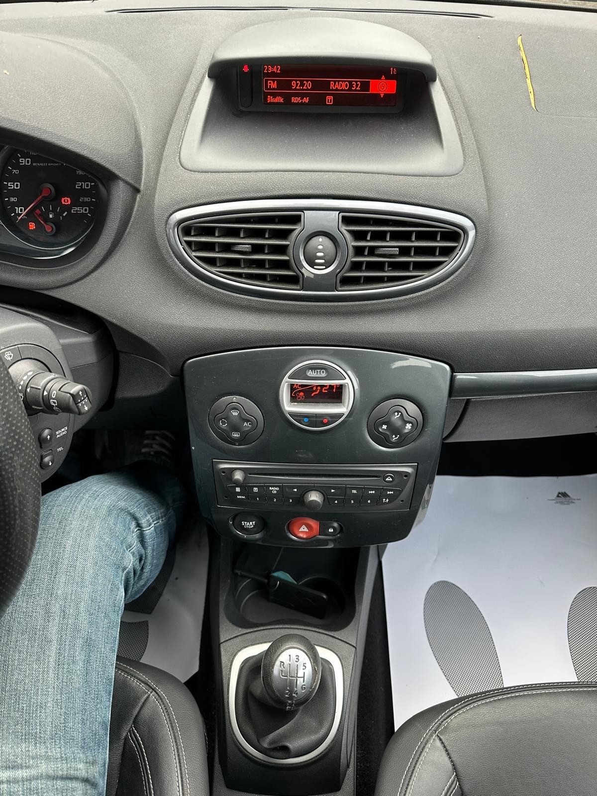 RENAULT Clio 2.0 16V RS (Sport)-image-9