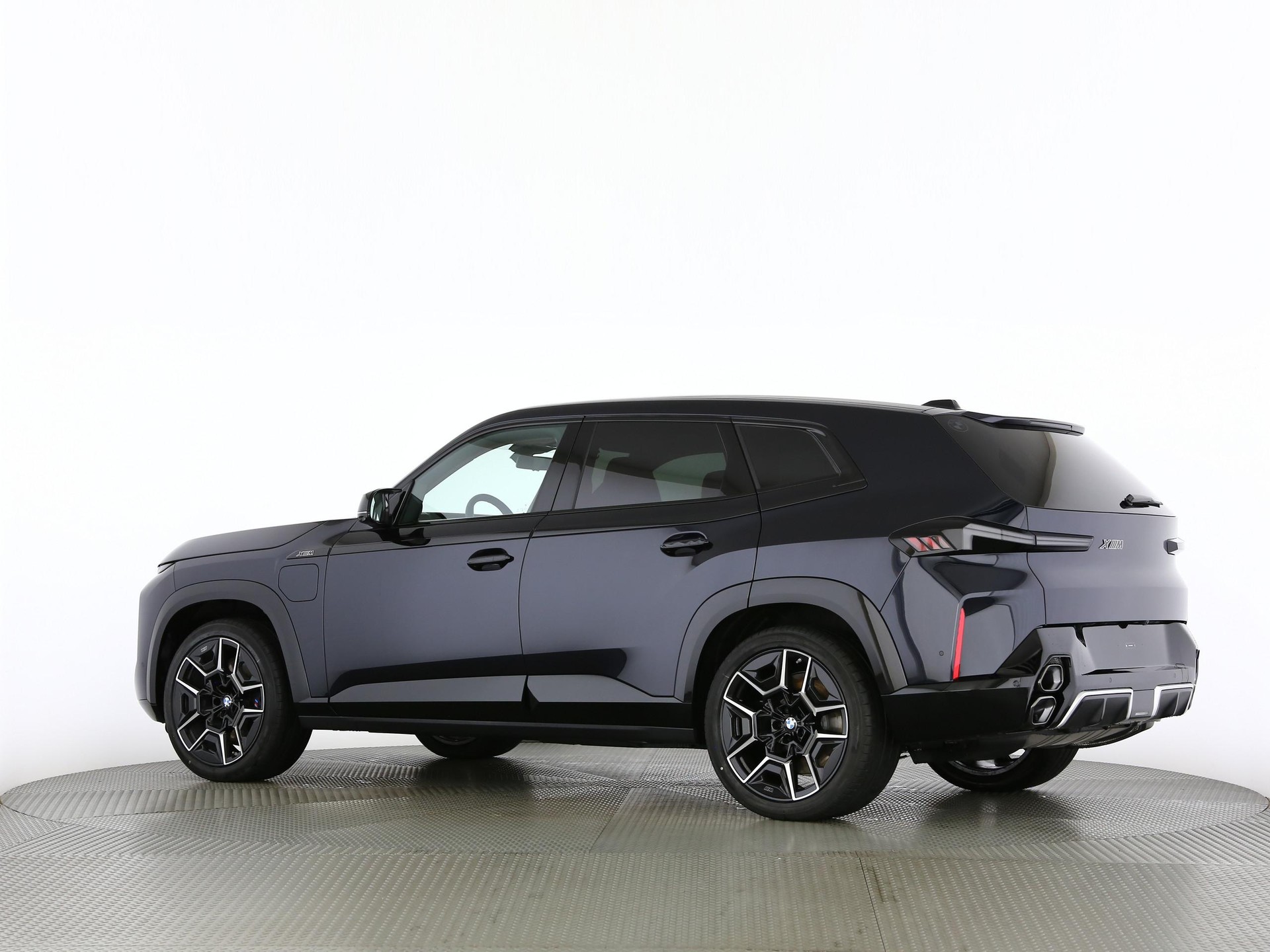 BMW XM 50e Plug-in Hybrid-image-14
