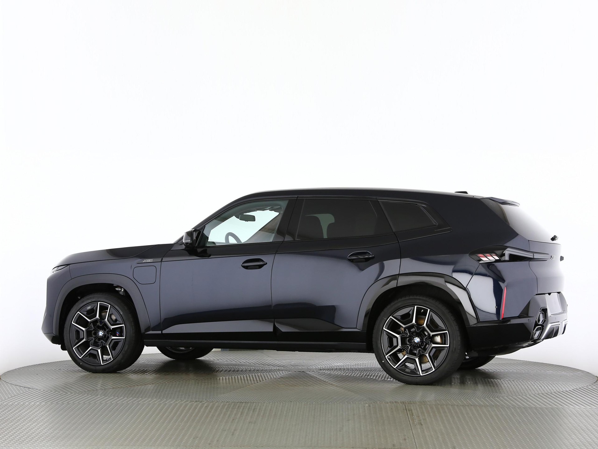 BMW XM 50e Plug-in Hybrid-image-13