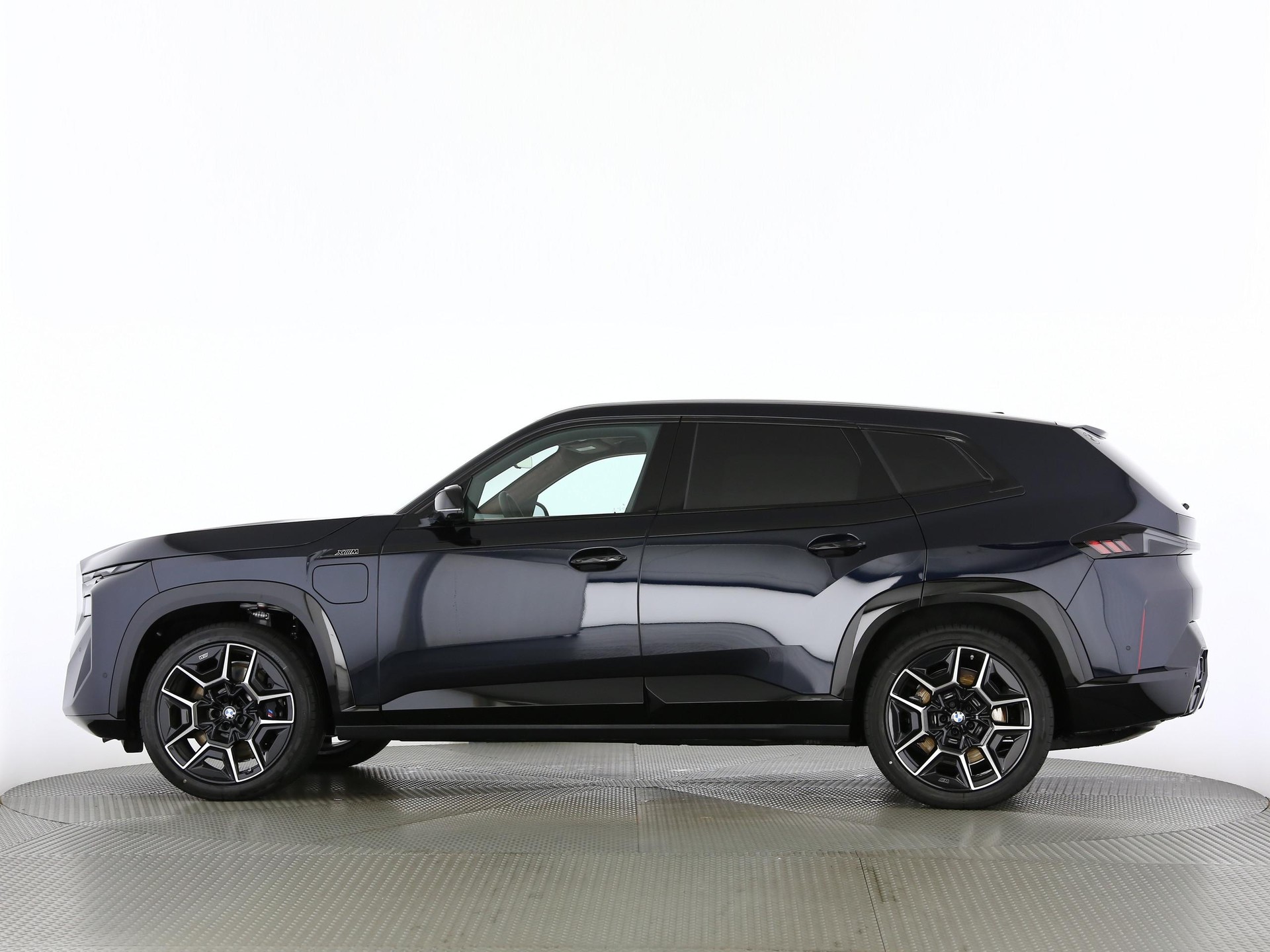 BMW XM 50e Plug-in Hybrid-image-12