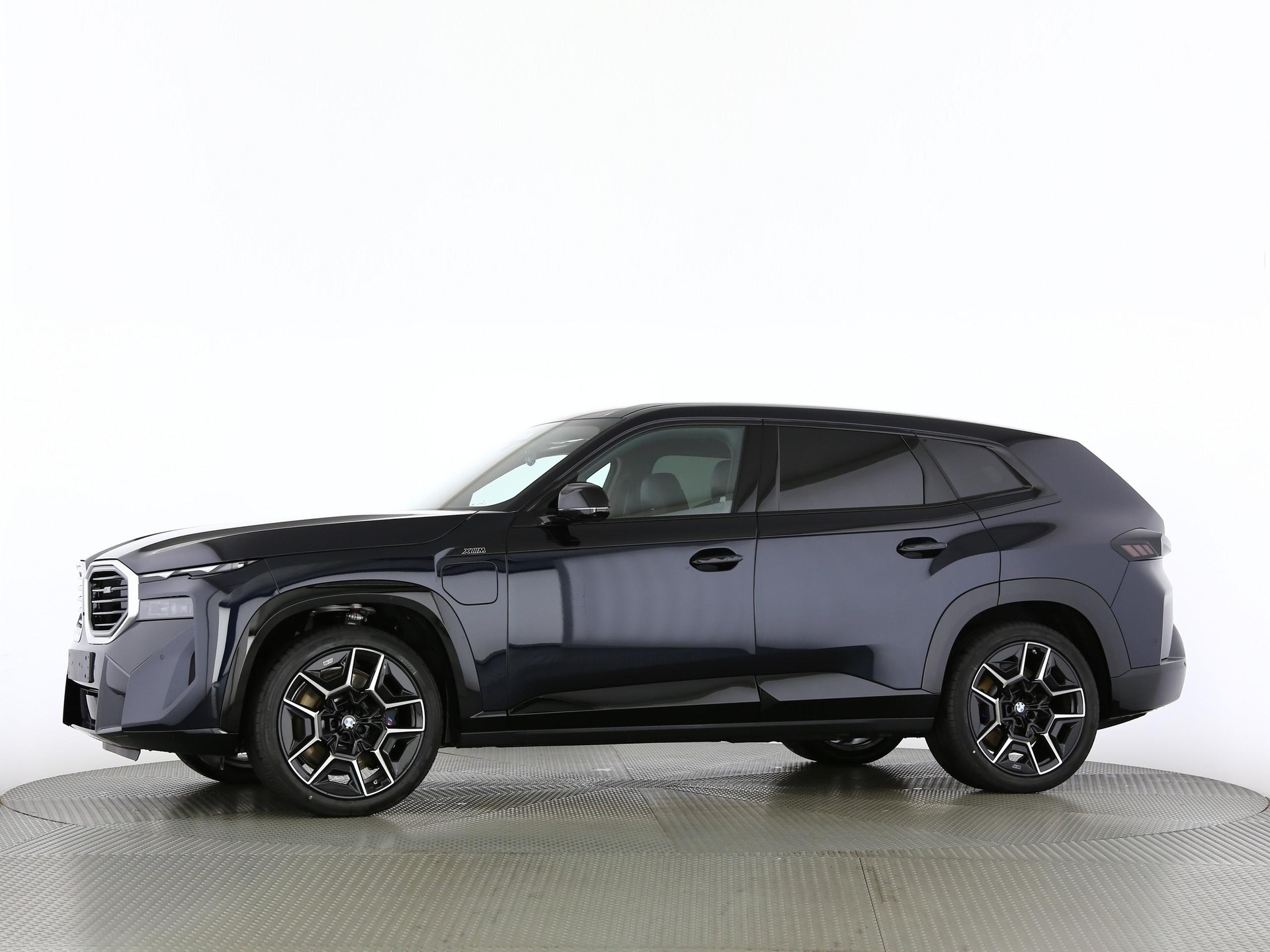 BMW XM 50e Plug-in Hybrid-image-10