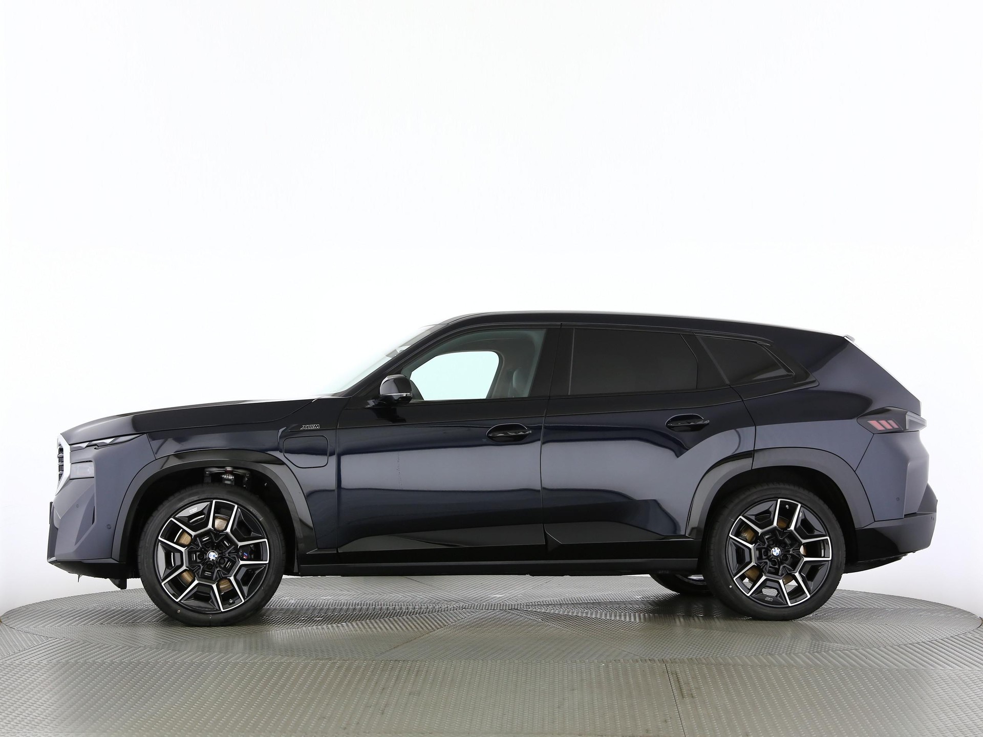 BMW XM 50e Plug-in Hybrid-image-11