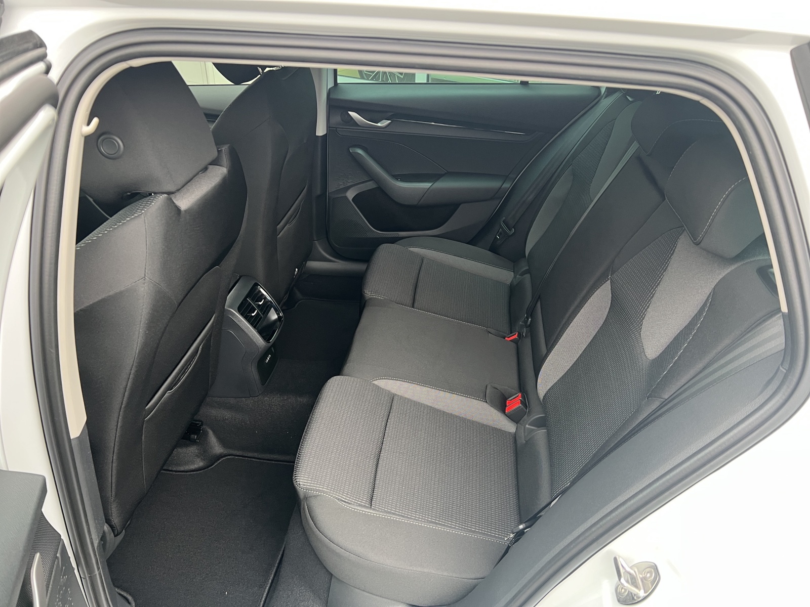 SKODA Octavia Combi 2.0 TSI DSG Selection 4x4-image-7