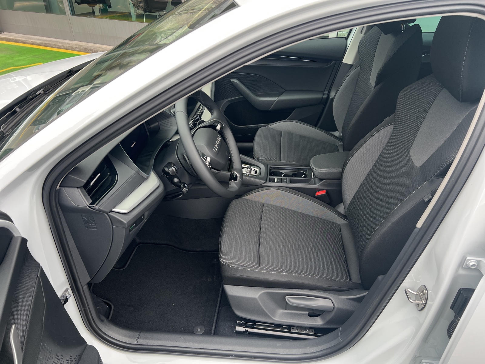 SKODA Octavia Combi 2.0 TSI DSG Selection 4x4-image-5