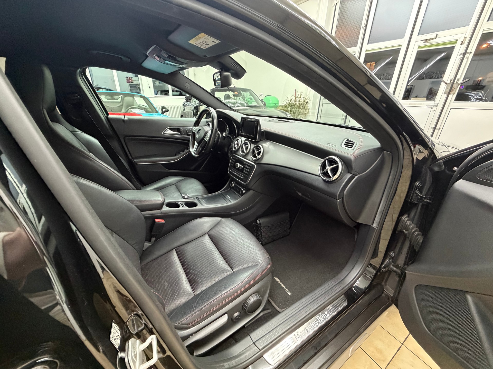 MERCEDES-BENZ GLA 250 AMG Line 7G-DCT-image-8