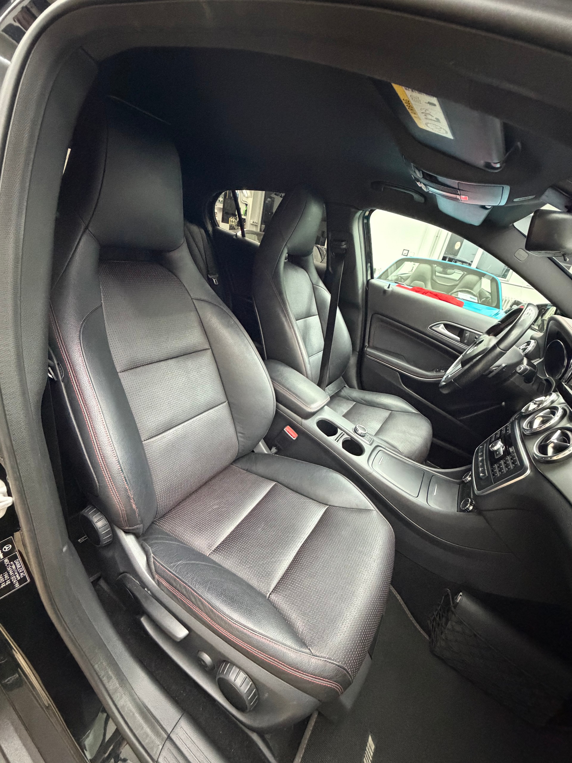 MERCEDES-BENZ GLA 250 AMG Line 7G-DCT-image-7