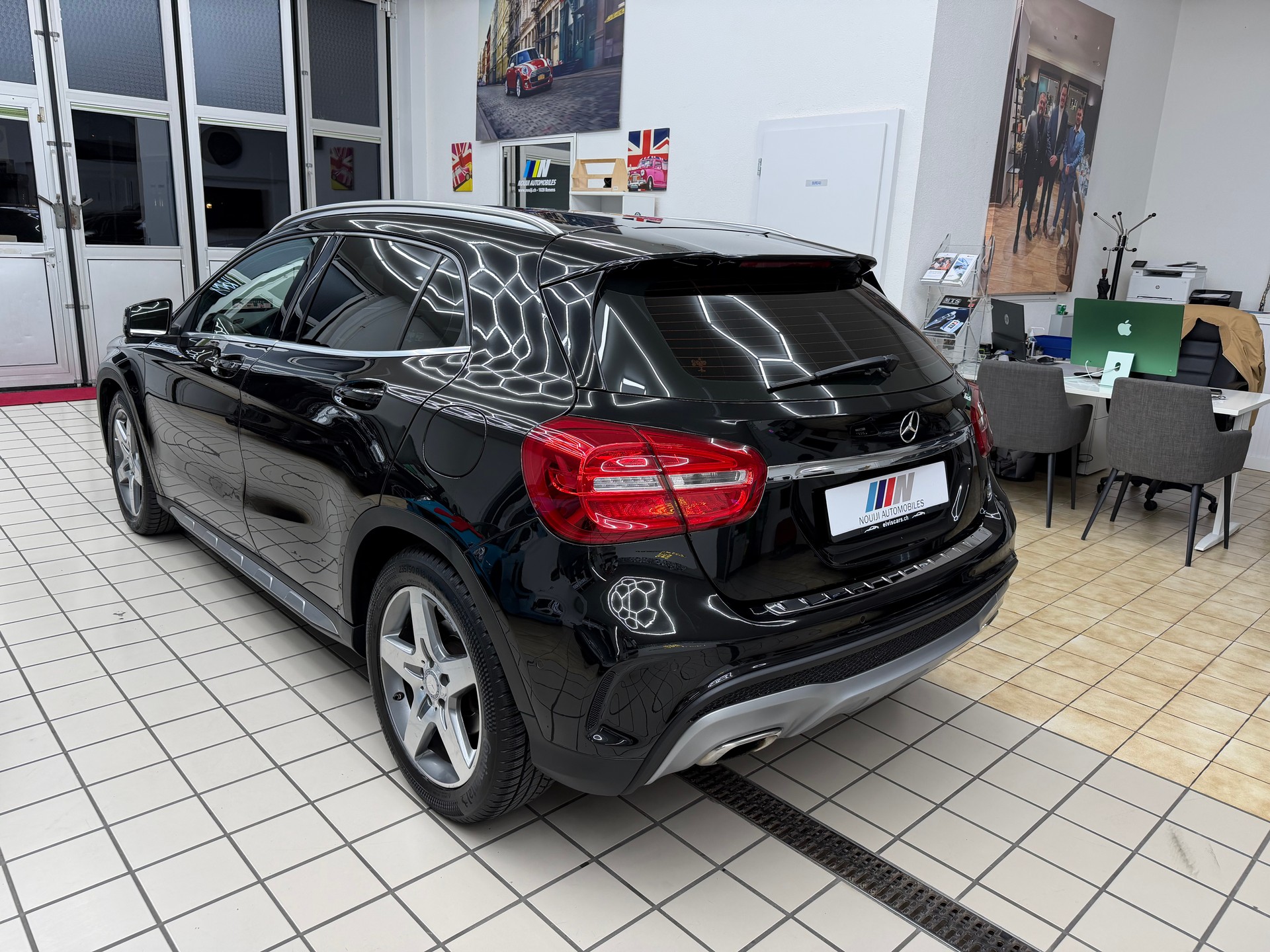 MERCEDES-BENZ GLA 250 AMG Line 7G-DCT-showroom-element-3