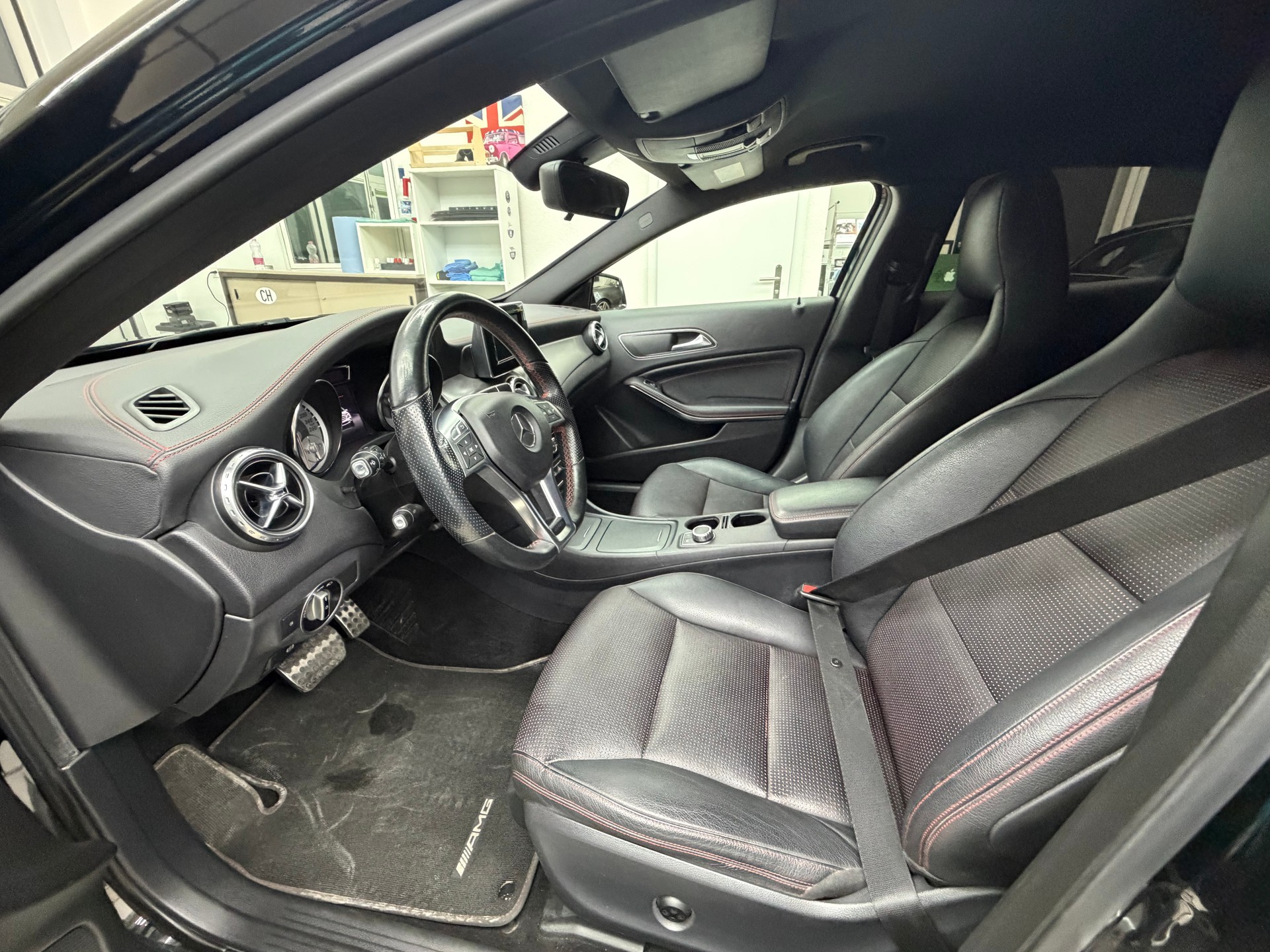 MERCEDES-BENZ GLA 250 AMG Line 7G-DCT-image-10