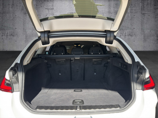 BMW 320d xDrive 48V Touring-image-11