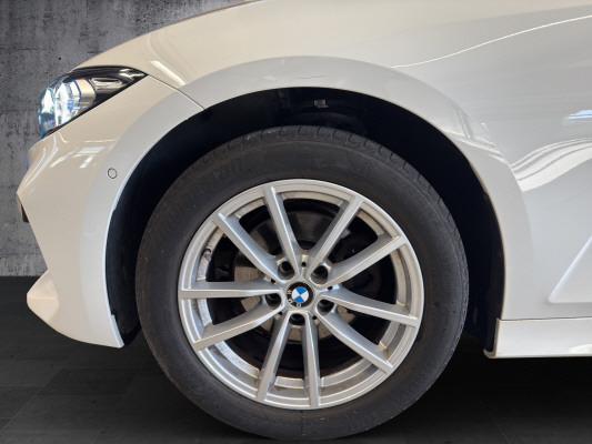 BMW 320d xDrive 48V Touring-image-12