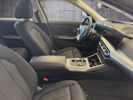 BMW 320d xDrive 48V Touring-image-6