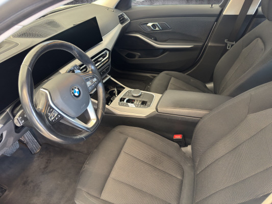 BMW 320d xDrive 48V Touring-image-5