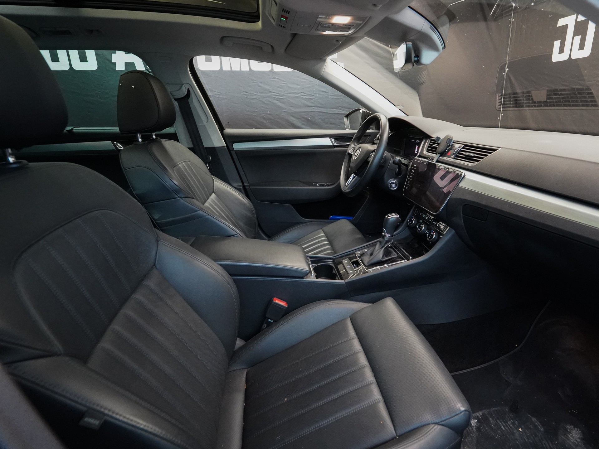 SKODA Superb Combi 2.0 TDi Ambition 4x4 DSG-image-11