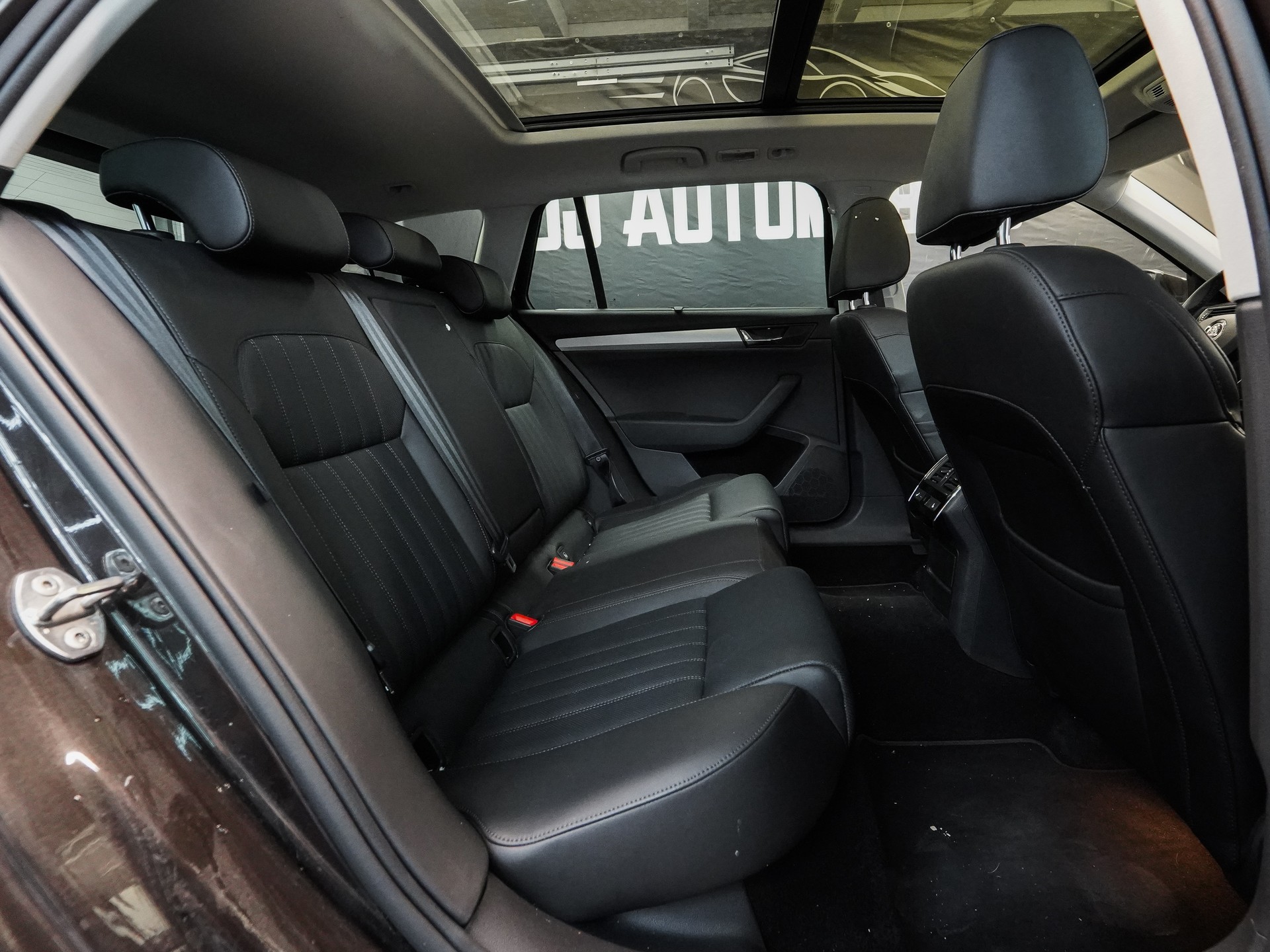 SKODA Superb Combi 2.0 TDi Ambition 4x4 DSG-image-9