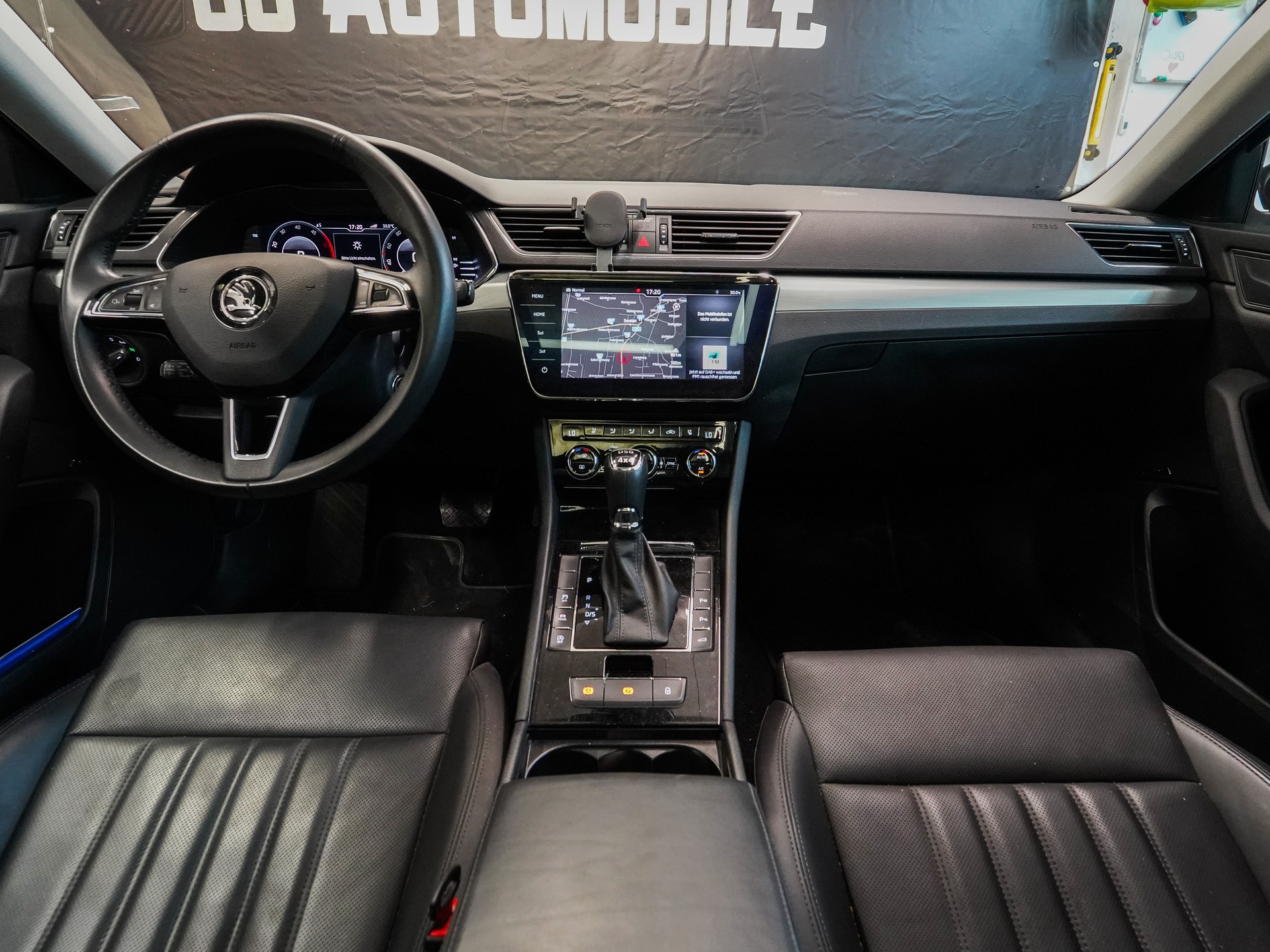 SKODA Superb Combi 2.0 TDi Ambition 4x4 DSG-image-12