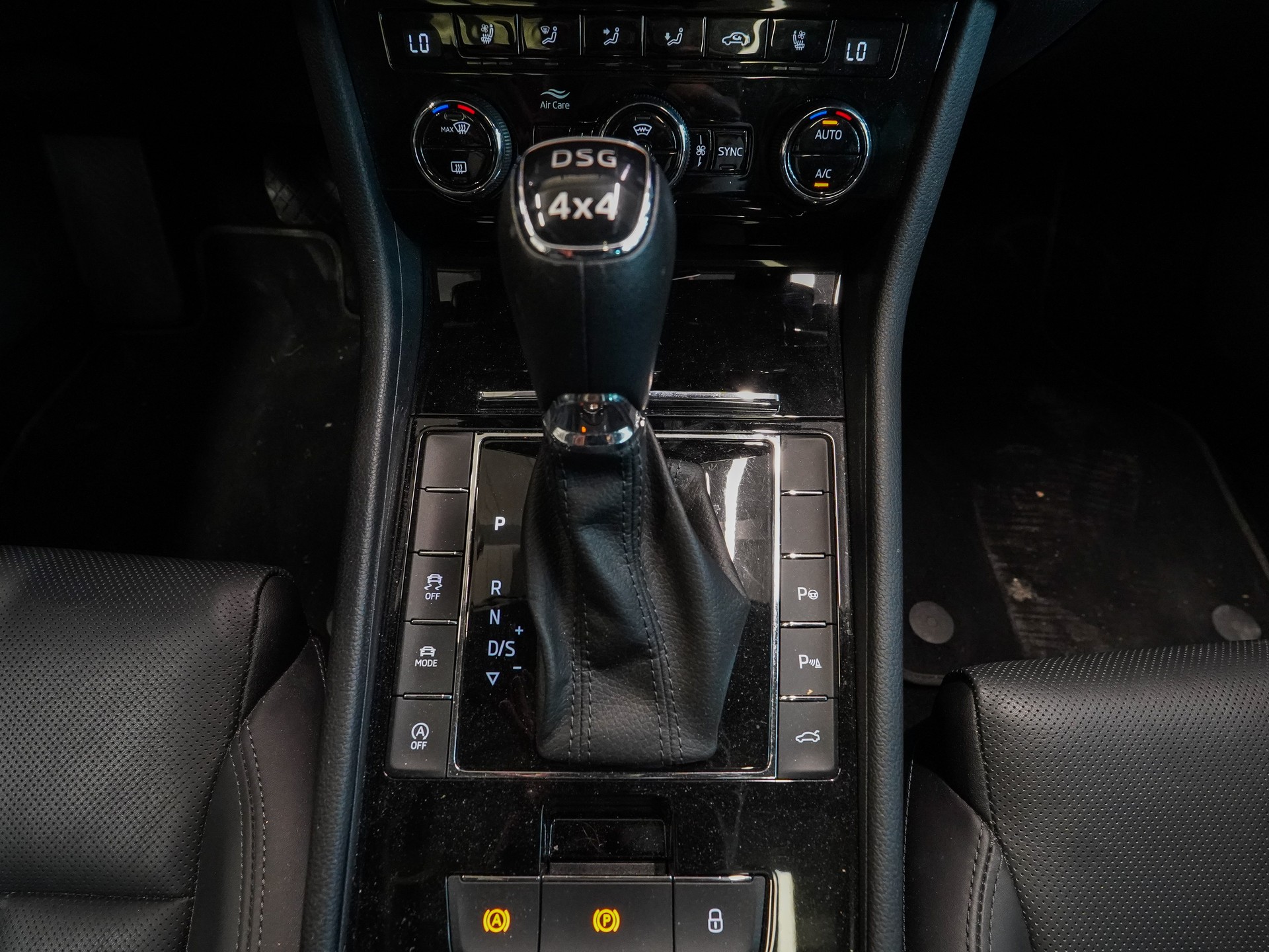 SKODA Superb Combi 2.0 TDi Ambition 4x4 DSG-image-13