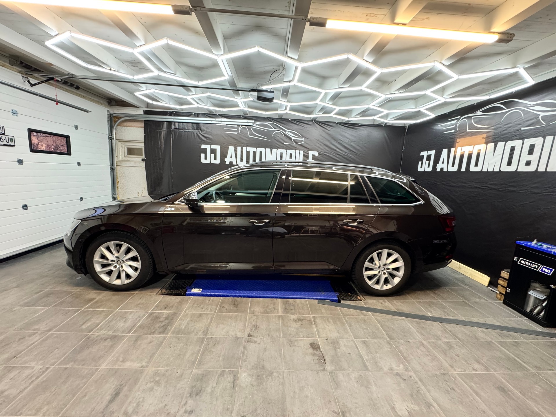 SKODA Superb Combi 2.0 TDi Ambition 4x4 DSG-image-2