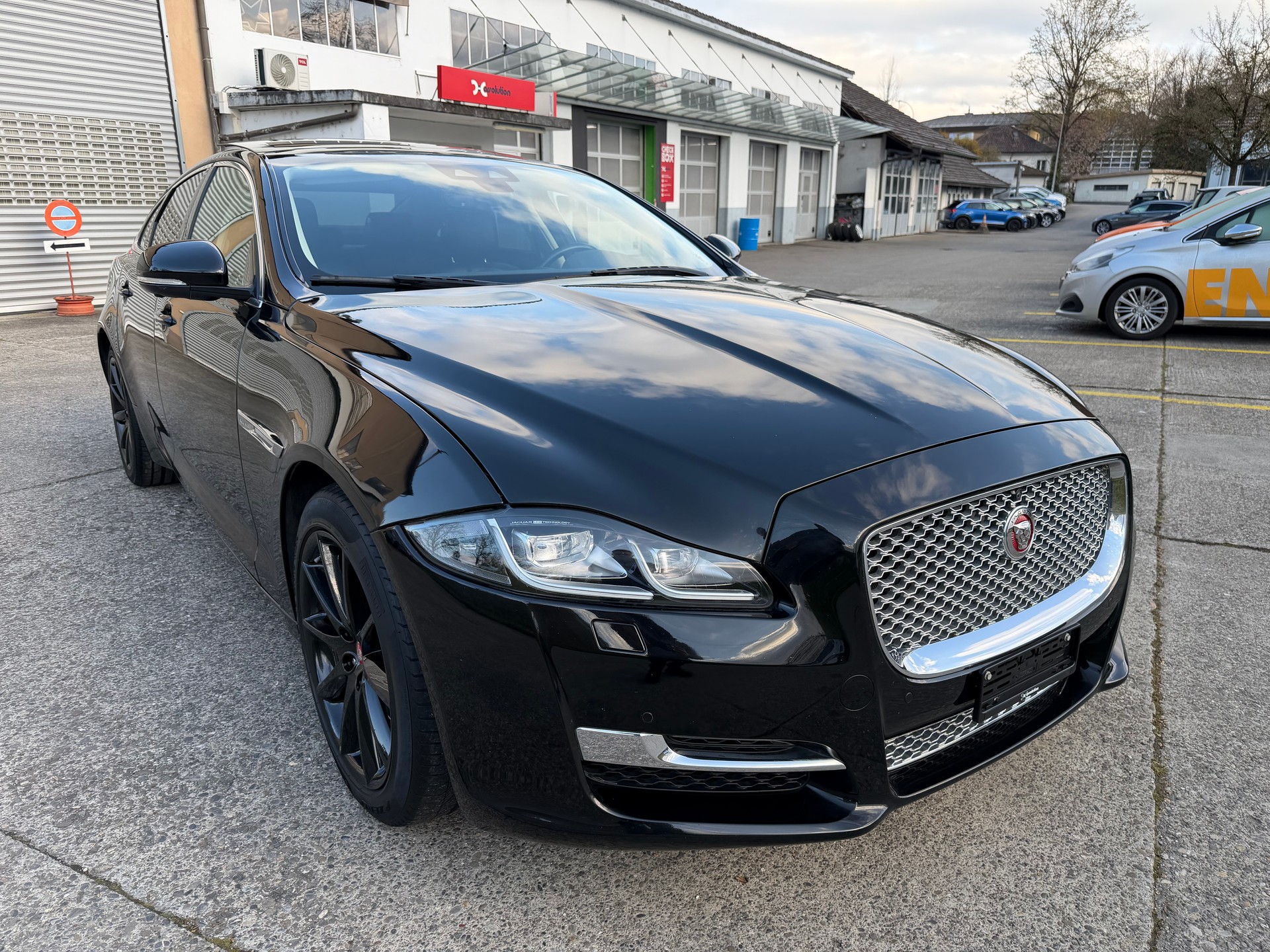 JAGUAR XJ 3.0d Luxury V6 Automatic-image-6