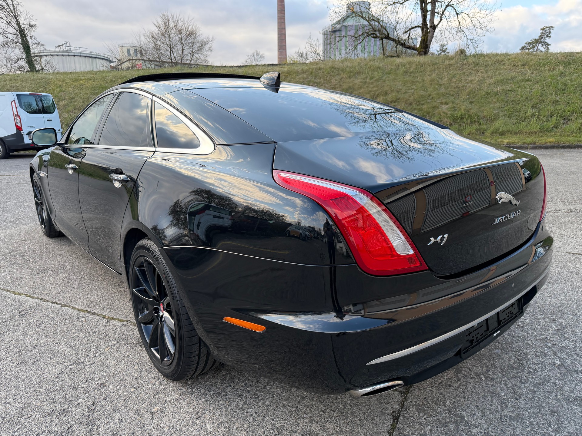 JAGUAR XJ 3.0d Luxury V6 Automatic-image-2
