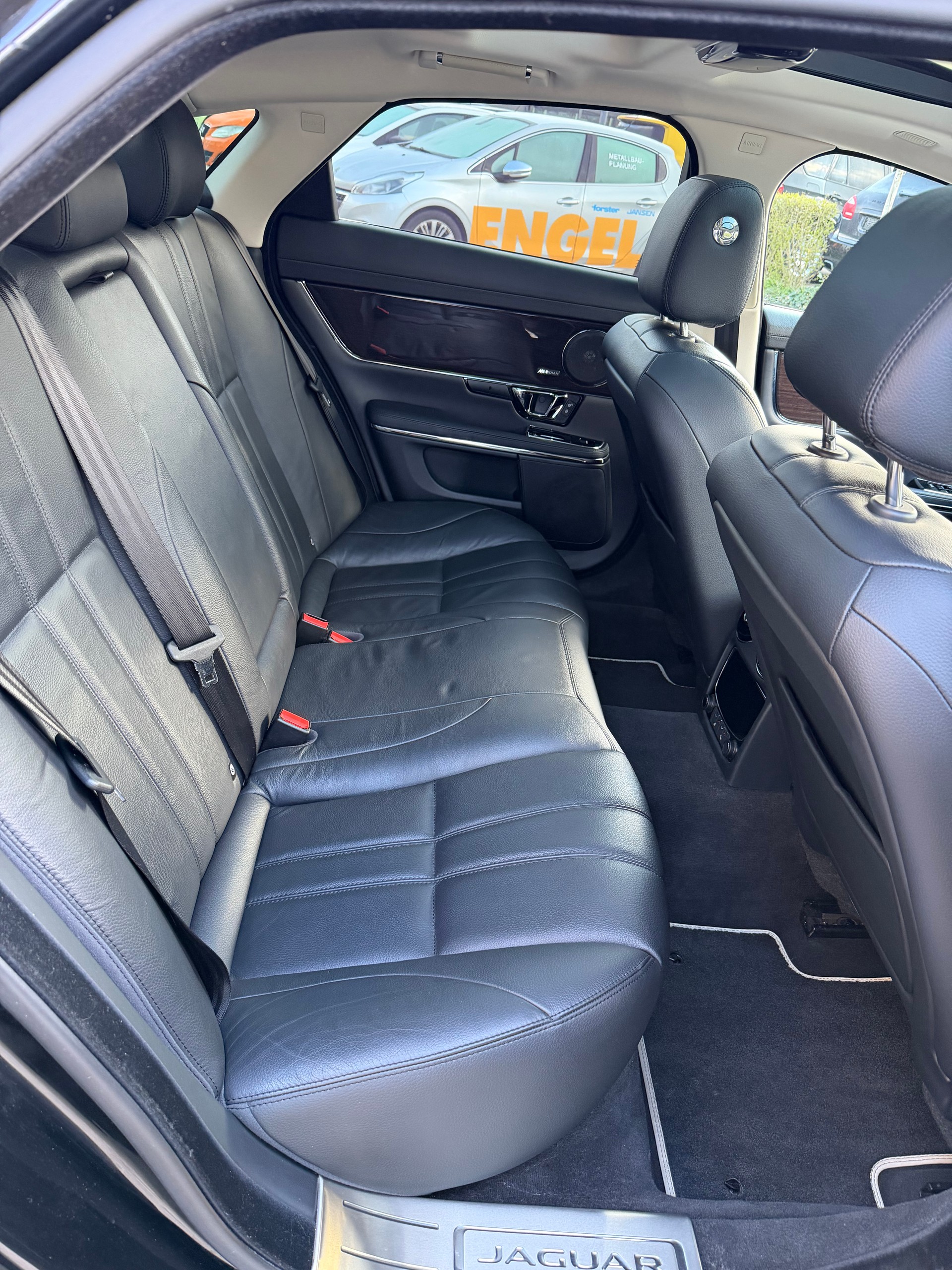 JAGUAR XJ 3.0d Luxury V6 Automatic-image-15