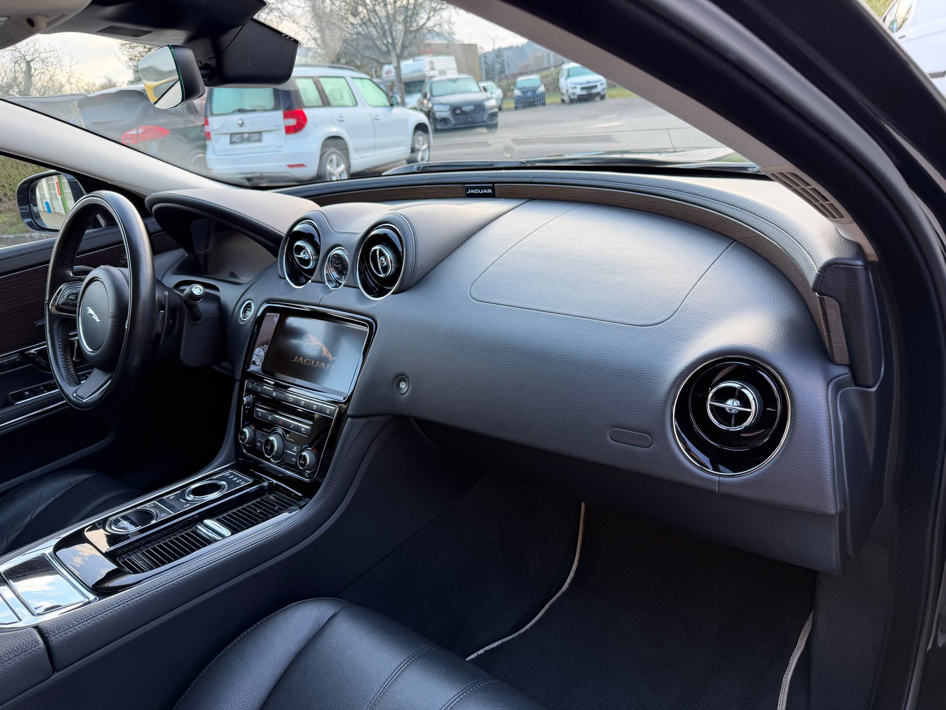 JAGUAR XJ 3.0d Luxury V6 Automatic-image-18
